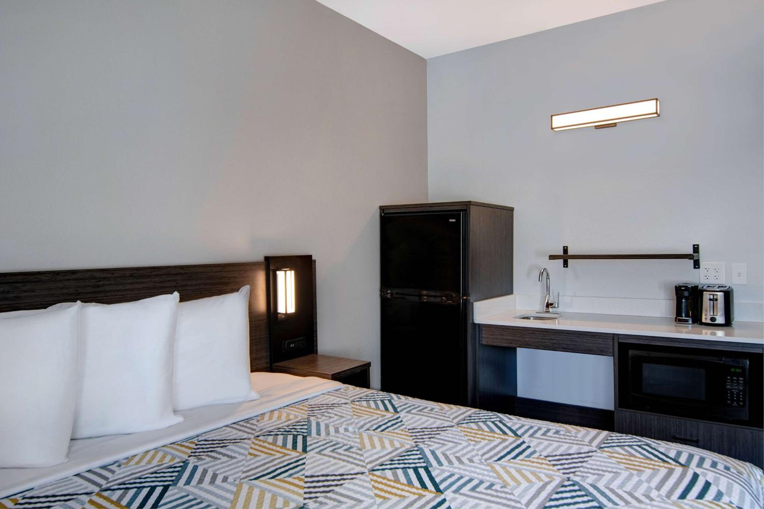 King Room - Disability Access - Non-Smoking - Photo 6