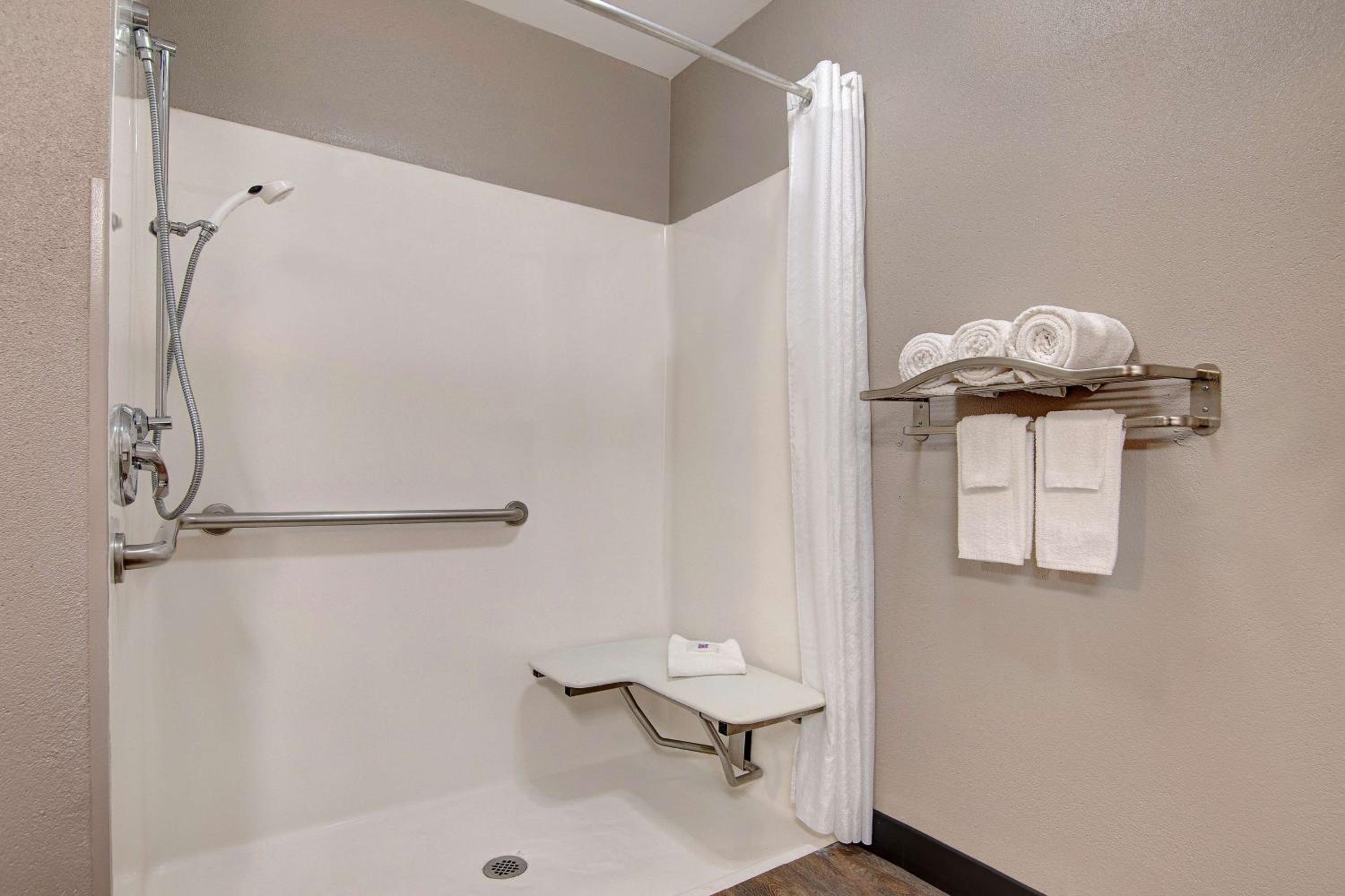 King Room with Roll-in Shower - Disability Access - Non-Smoking - Photo 4