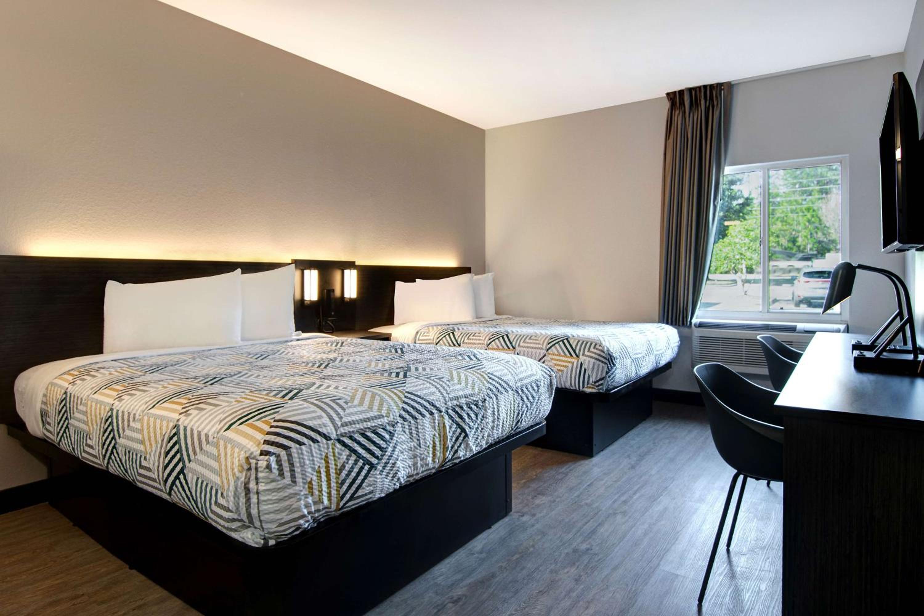 Queen Room with Two Queen Beds - Non-Smoking - Photo 1