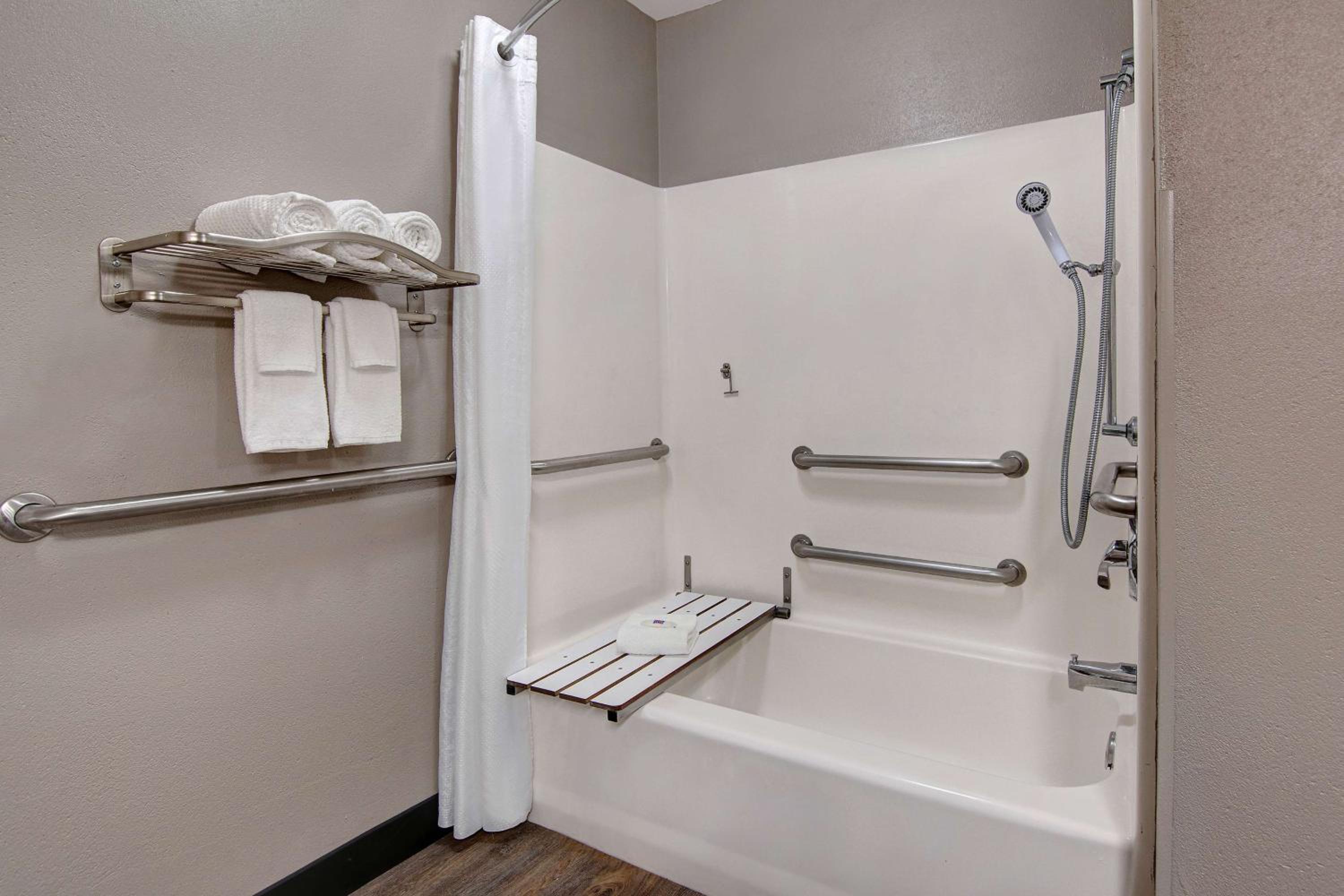 King Room - Disability Access - Non-Smoking - Photo 8