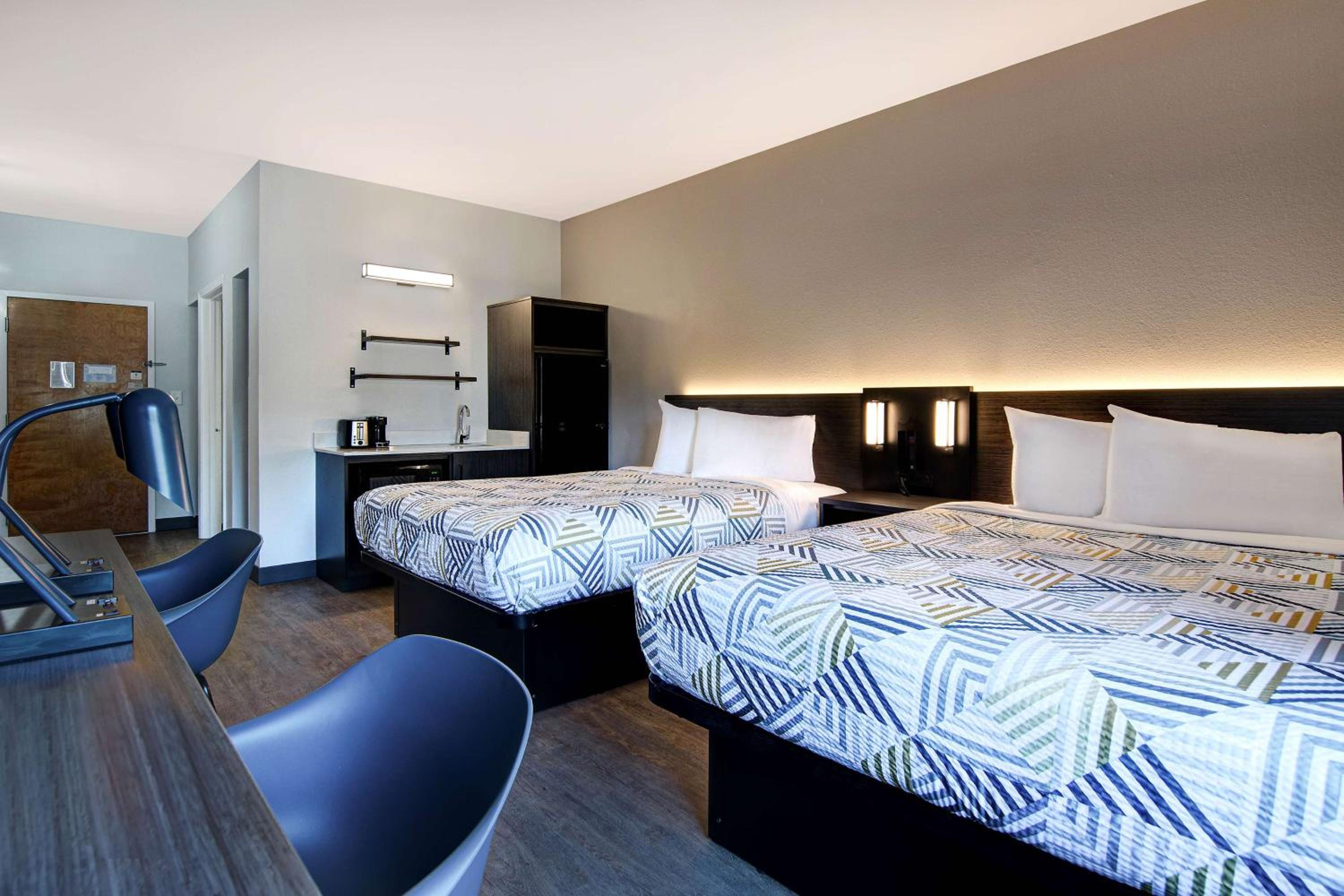 Queen Room with Two Queen Beds - Non-Smoking - Photo 6