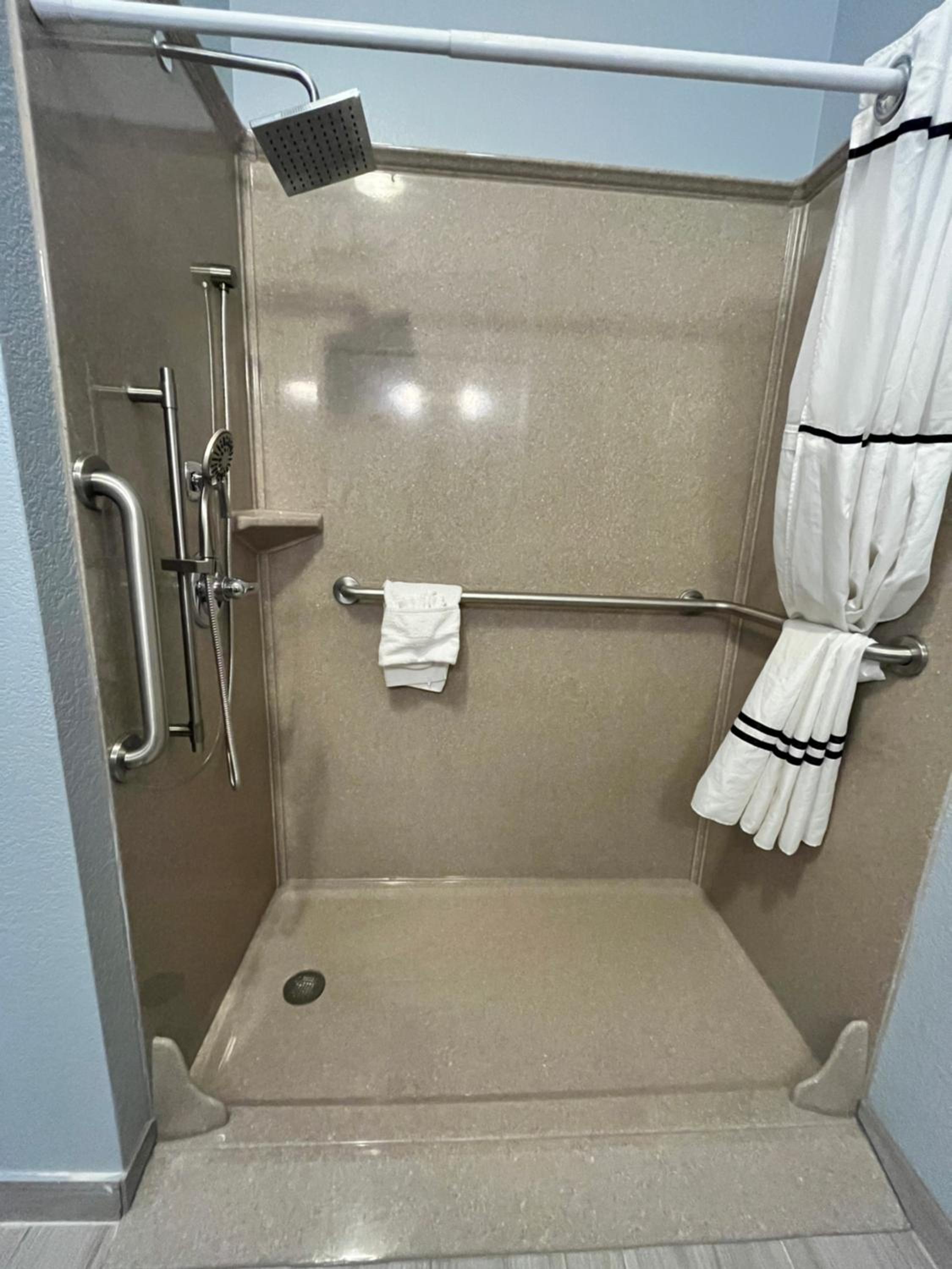 Queen Room - Disability Access - Photo 10