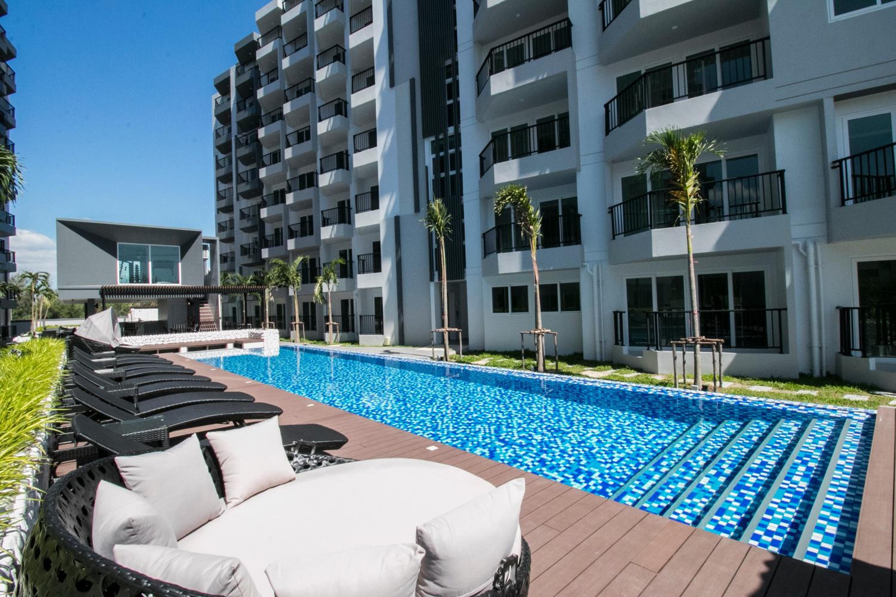 Queen Suite with Pool View - Photo 14
