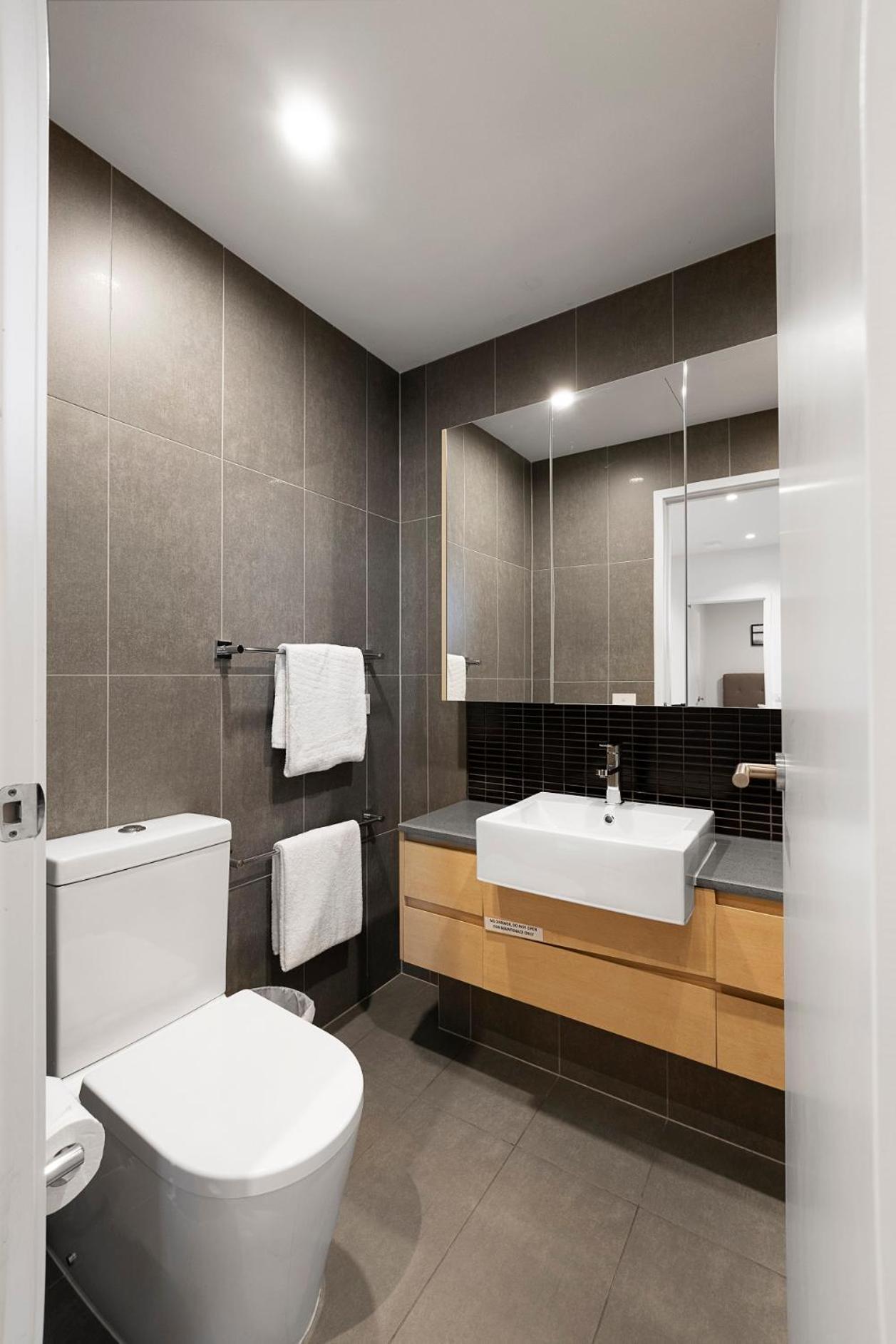 2 Bedroom 2 Bathroom Apartment - Photo 2