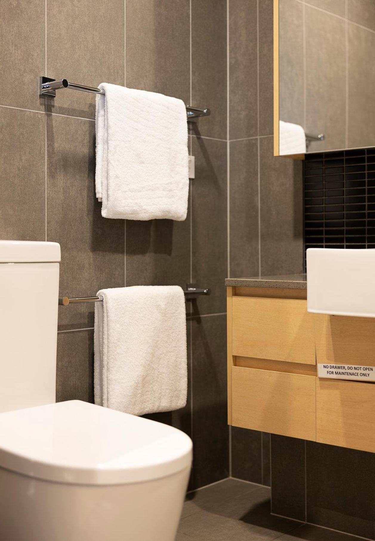 2 Bedroom 2 Bathroom Apartment - Photo 4