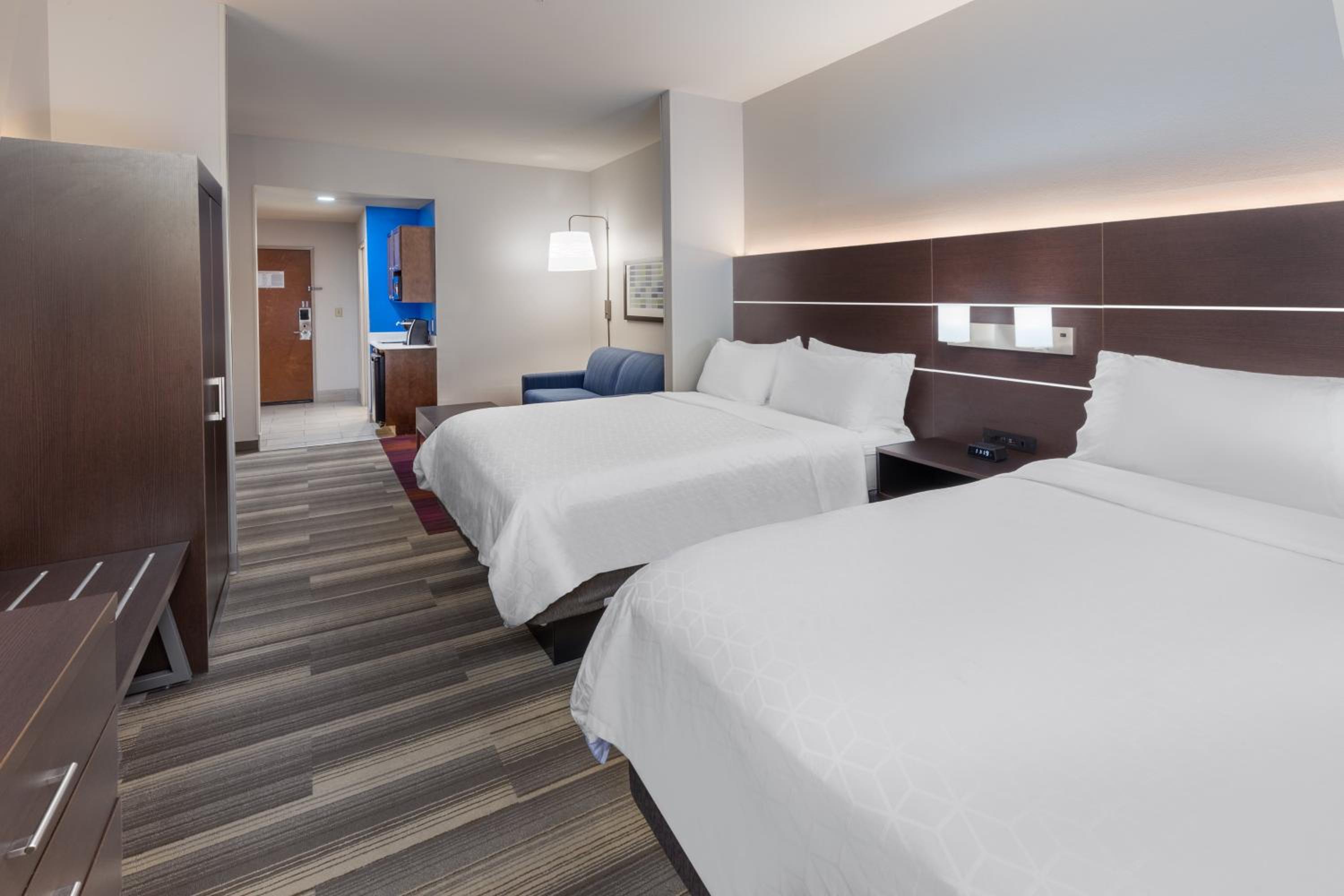 Suite with Two Queen Beds - Photo 2
