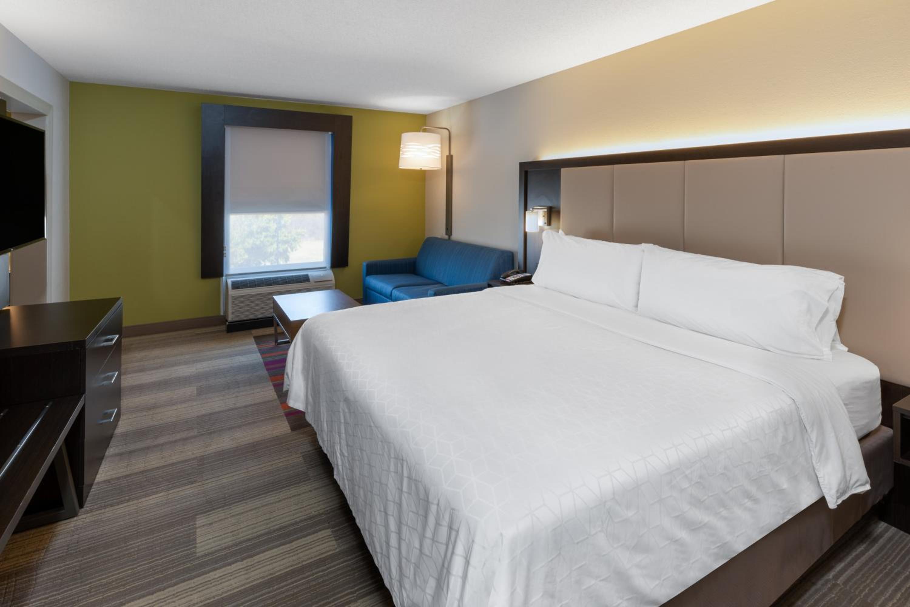 Suite - Photo 1