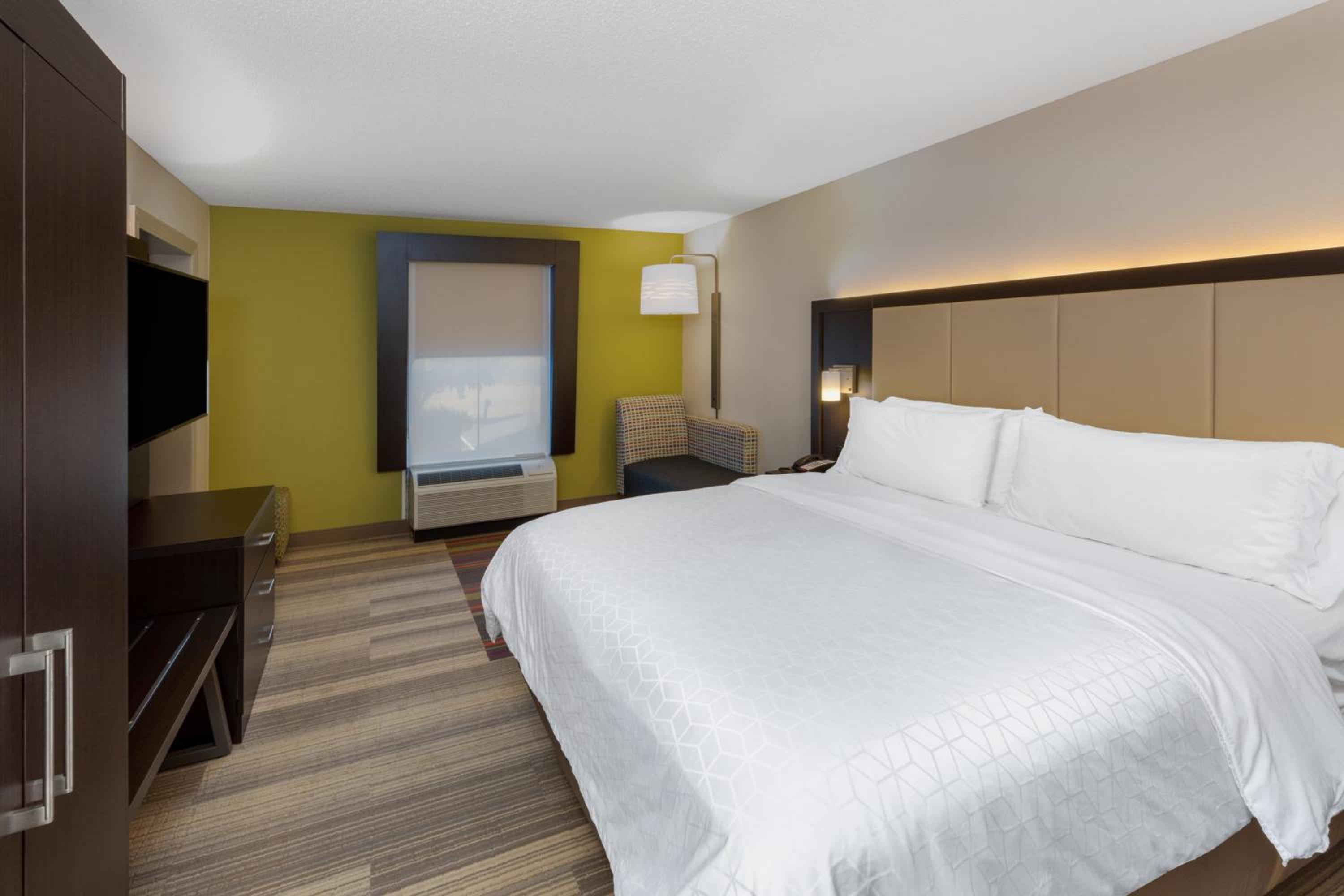 Standard King Room - Photo 3