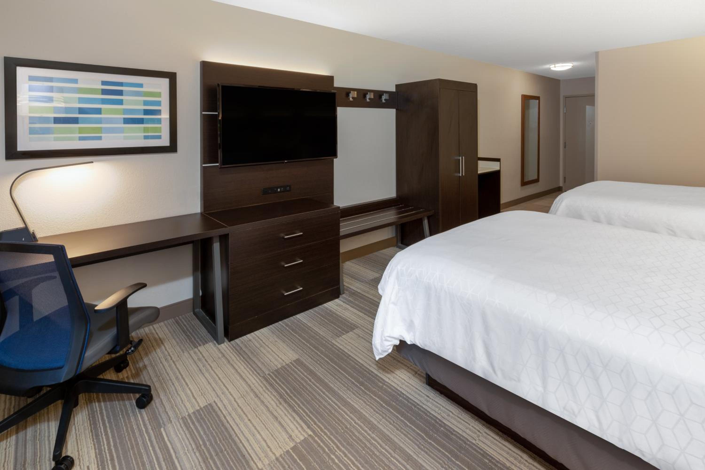 Standard Queen Room with Two Queen Beds - Photo 2