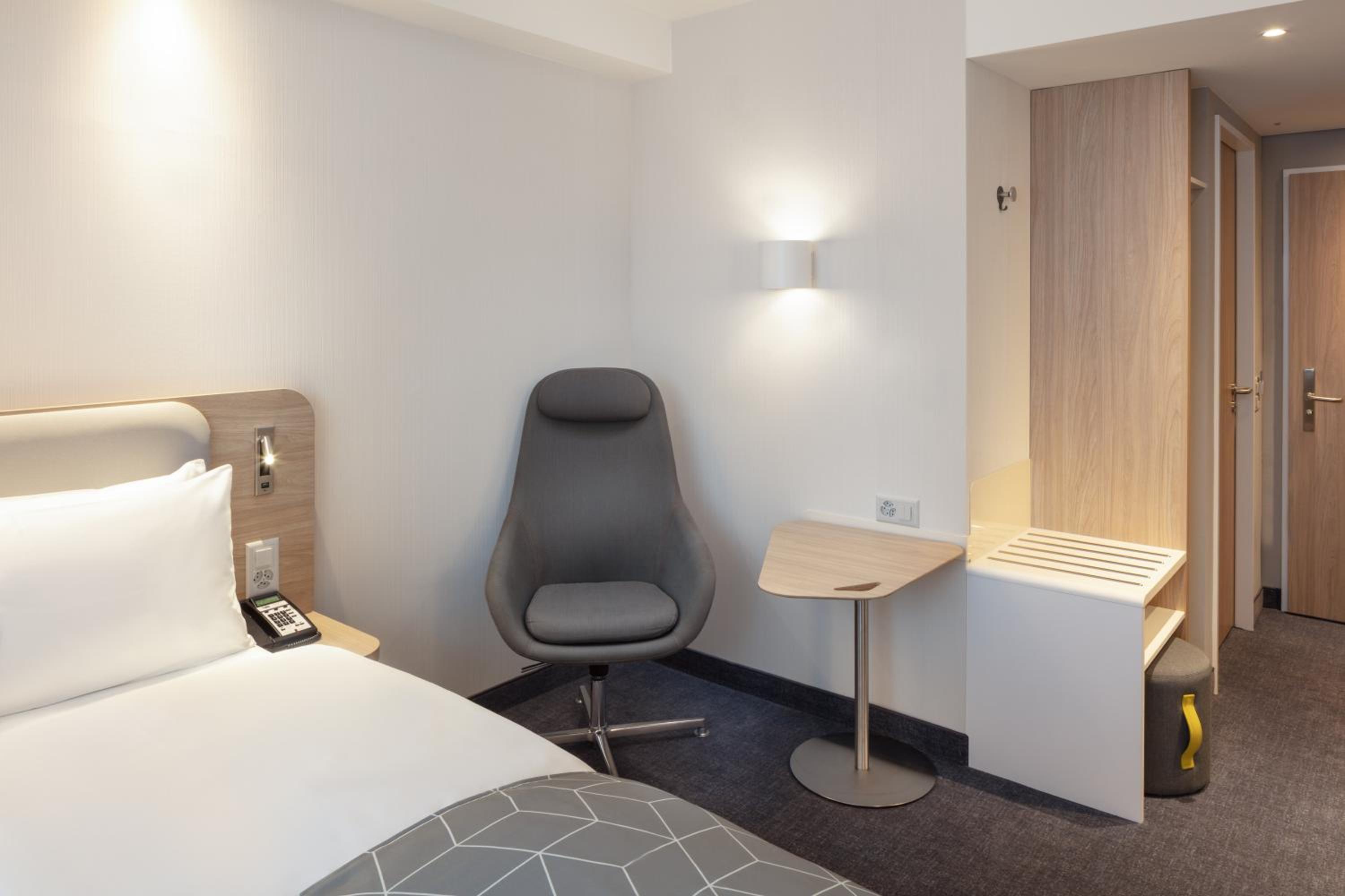 Standard Room with Free Breakfast - Photo 10