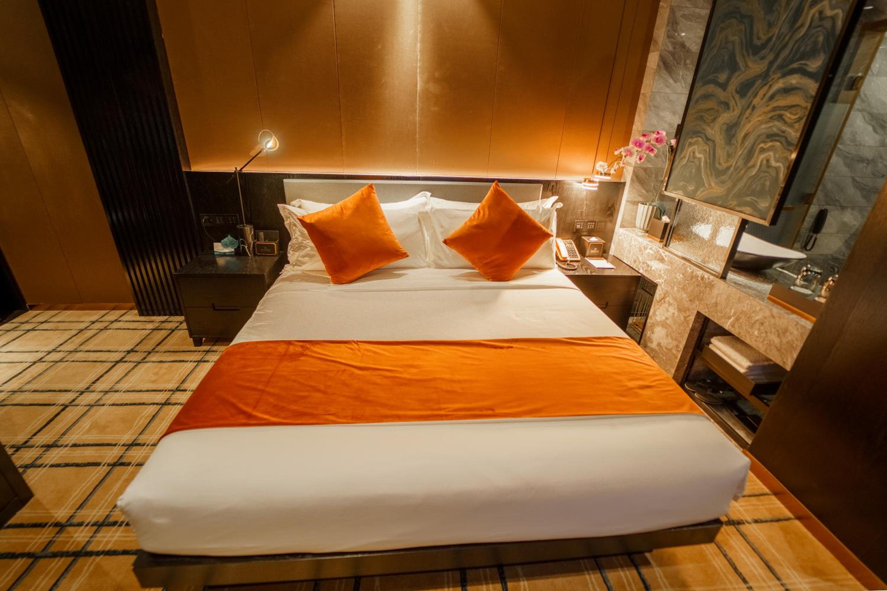 Standard King Room - Photo 8