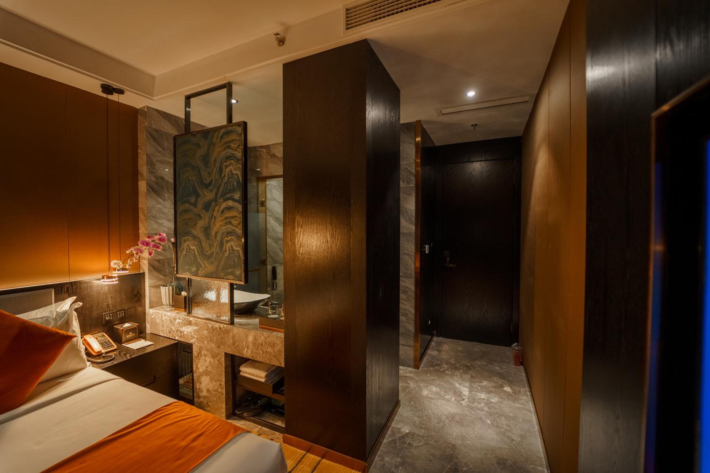 Standard King Room - Photo 4