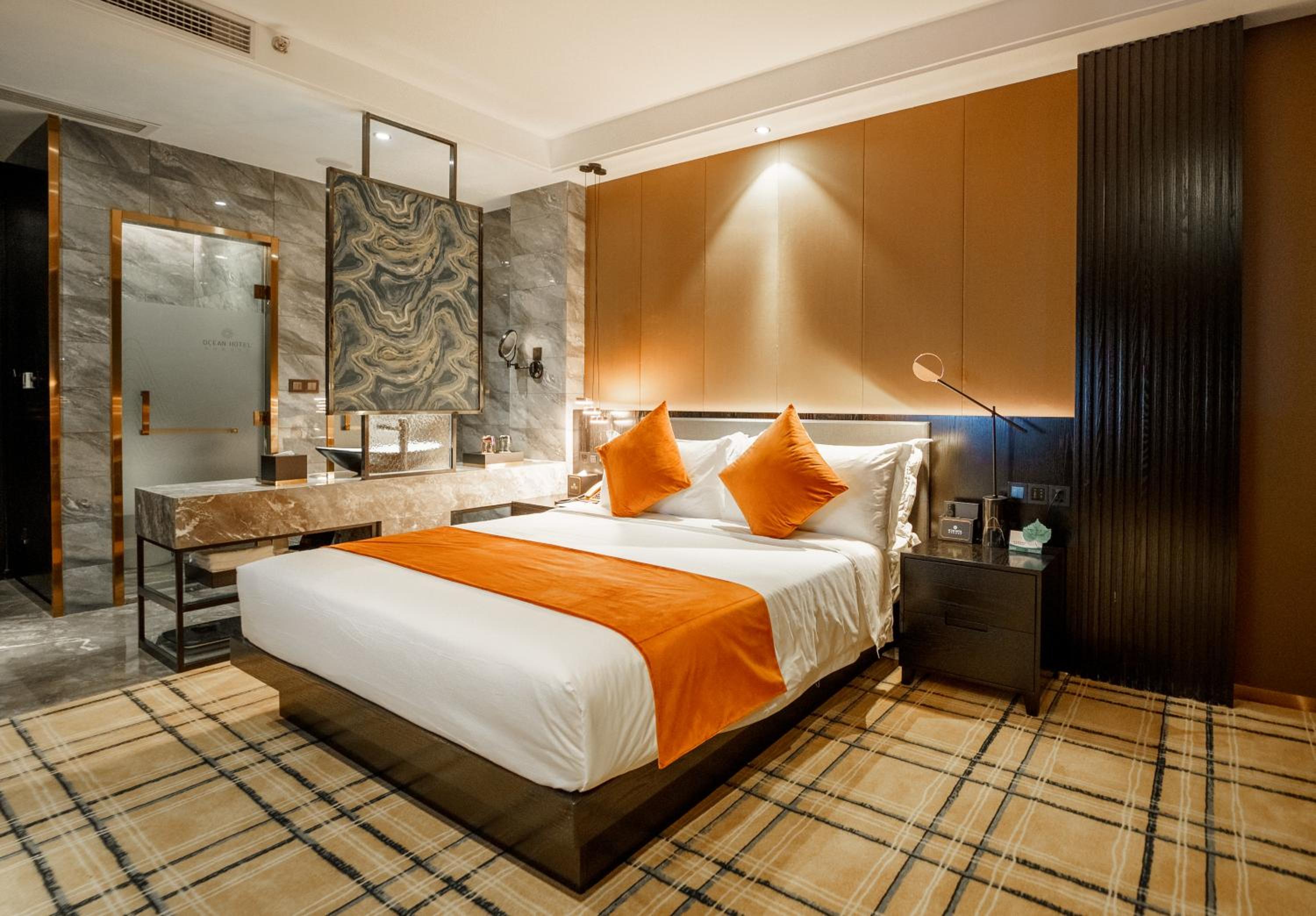 Deluxe King Room - Photo 9