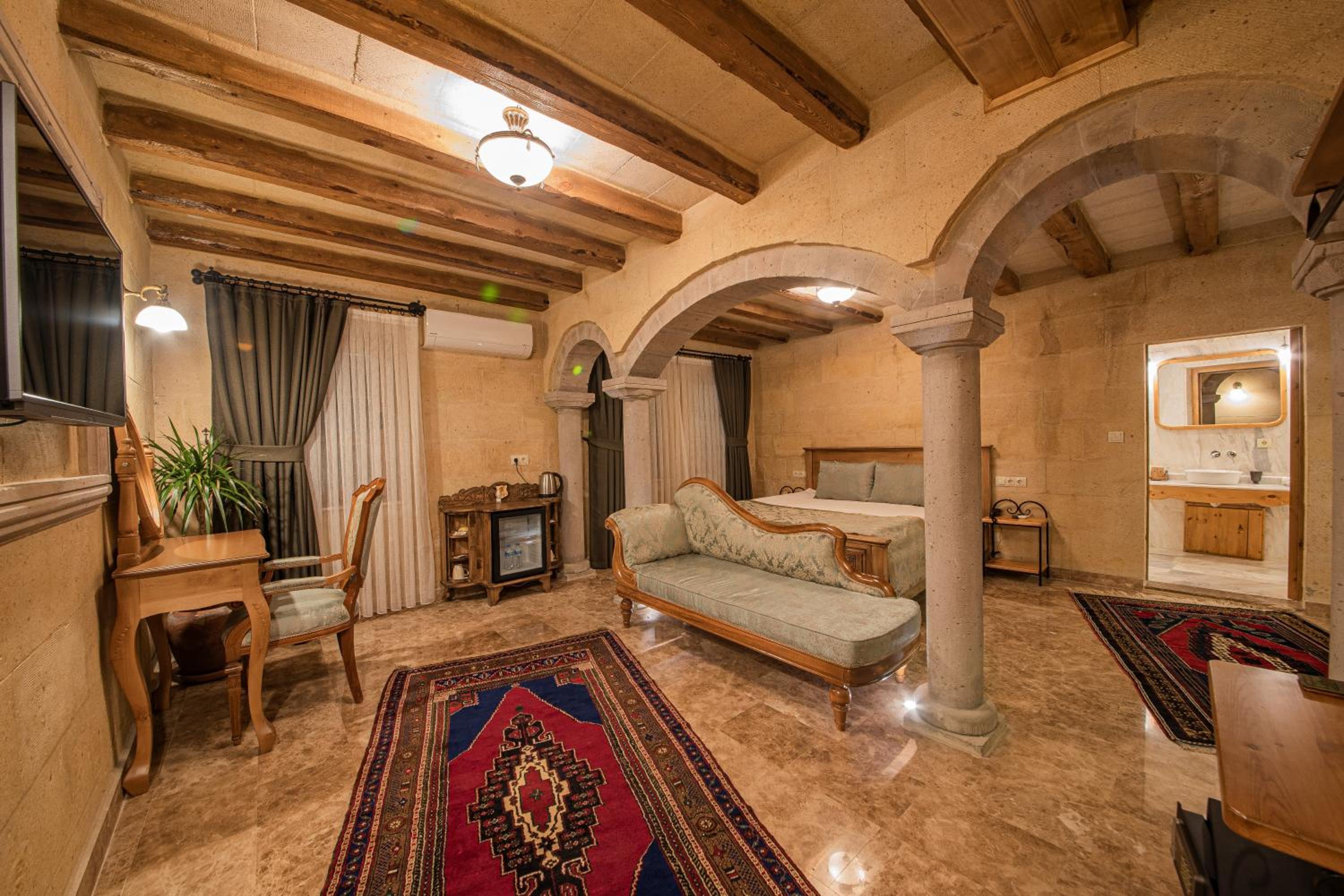 Stone King Suite with Spa Bath - Photo 1