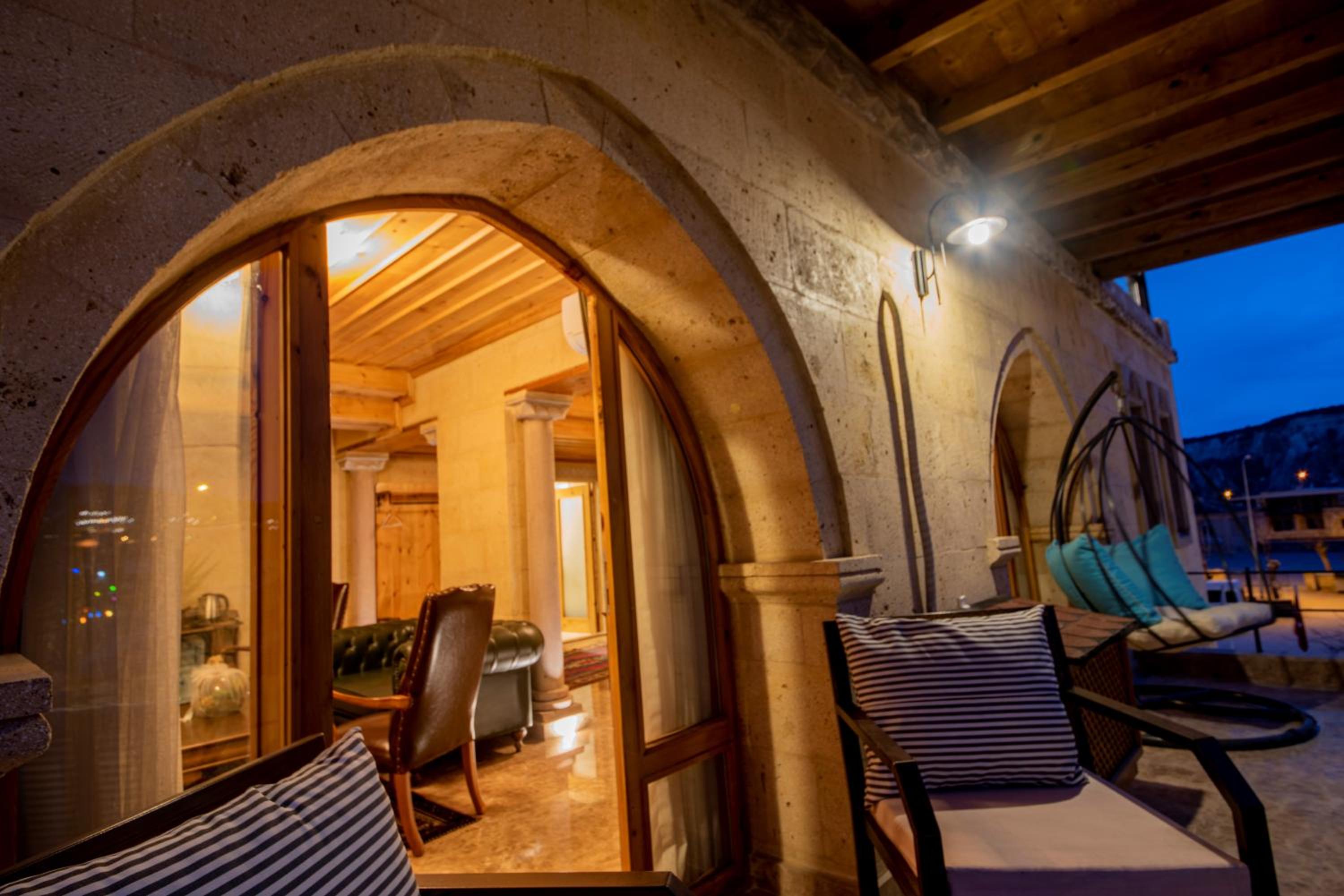 Stone Suite with Balcony - Photo 10