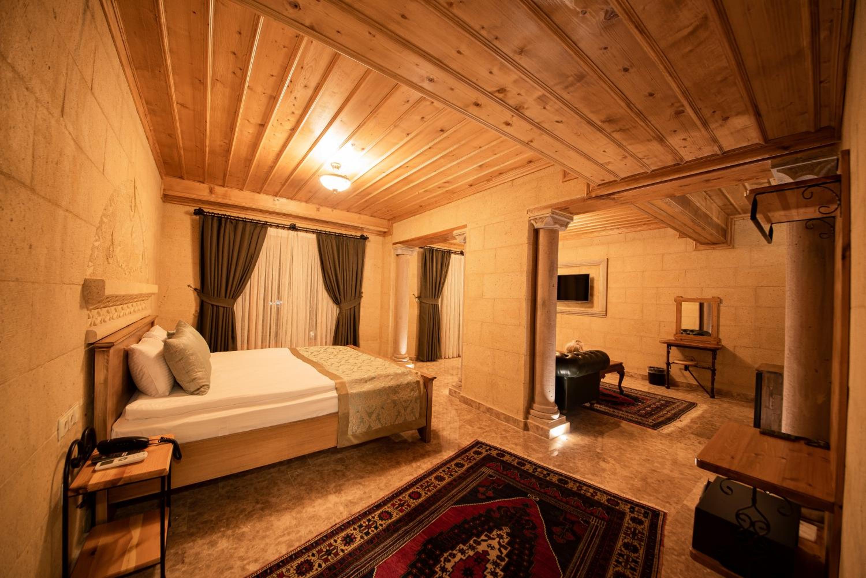 Stone Suite with Balcony - Photo 8