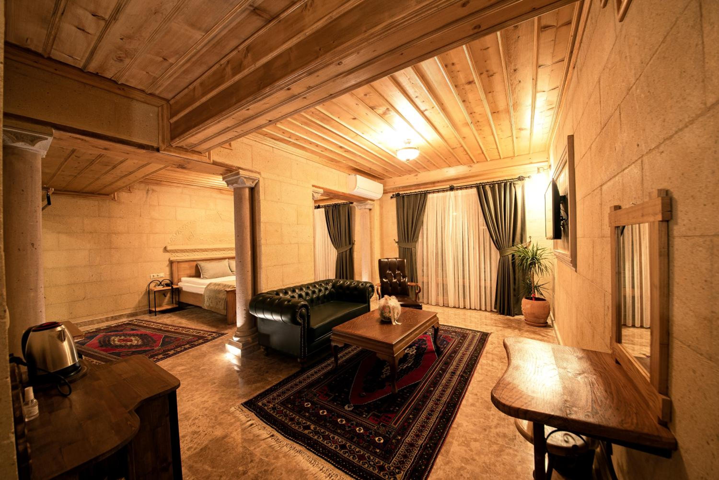 Stone Suite with Balcony - Photo 5