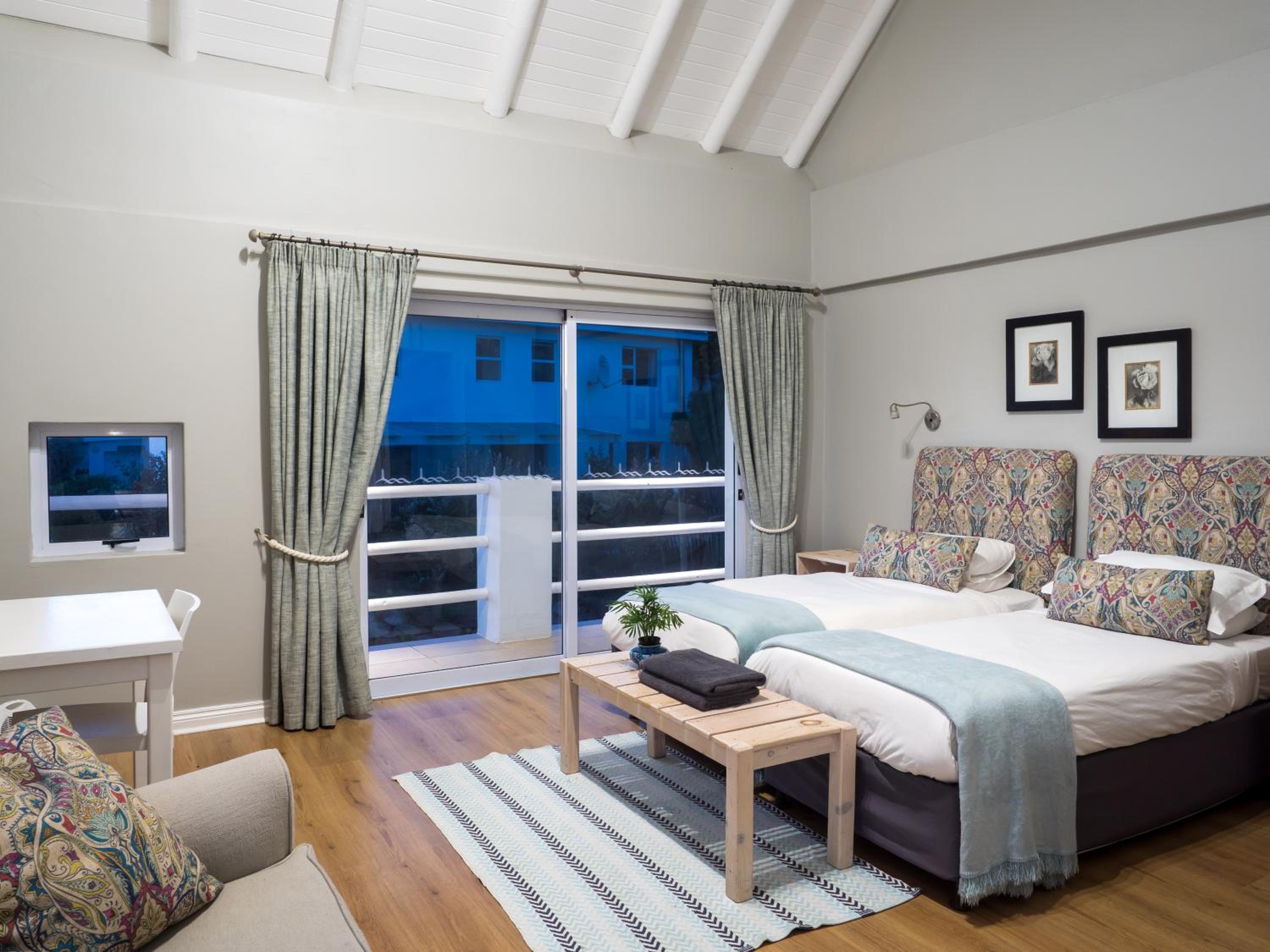 Deluxe King Room - Photo 8