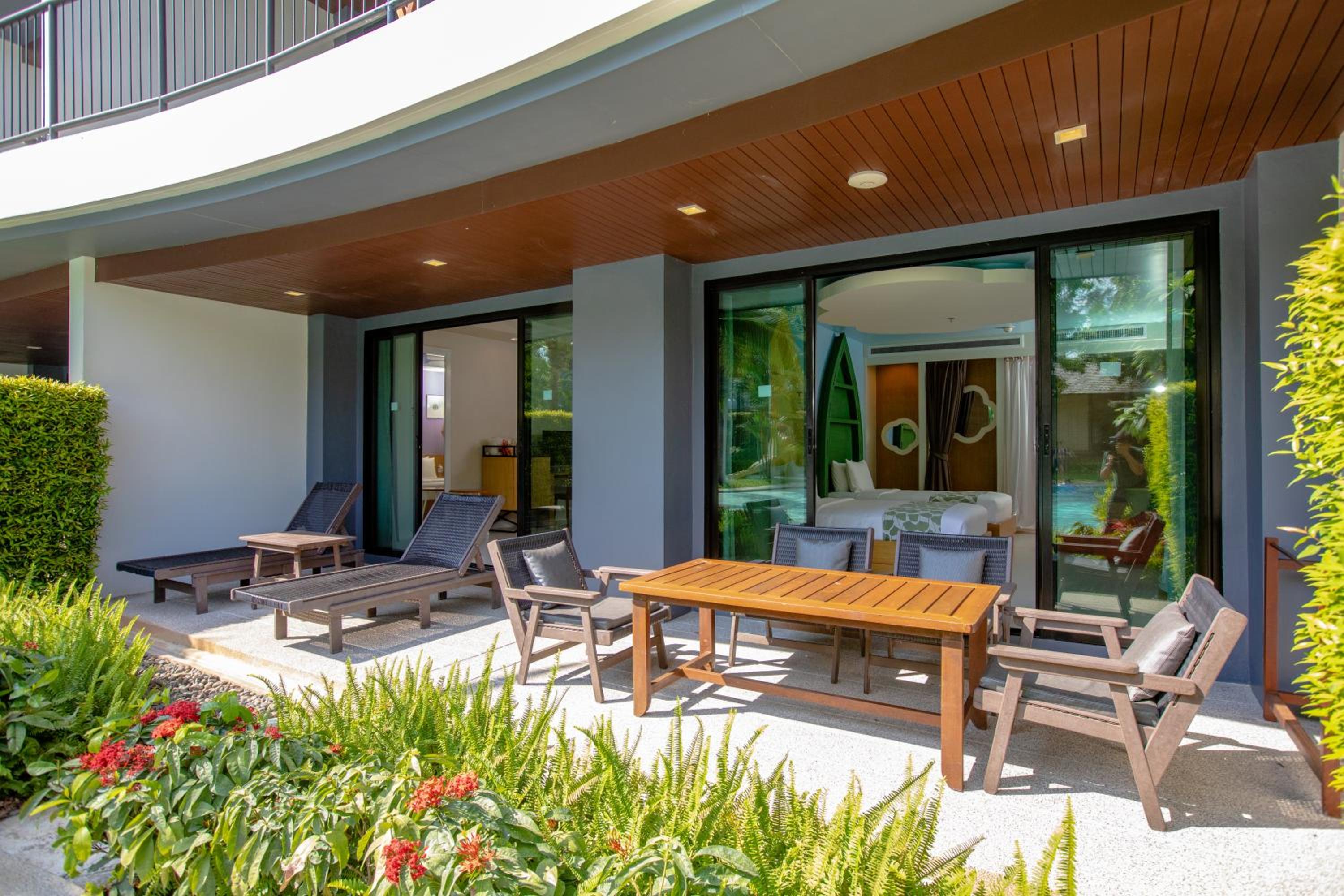 Two Bedroom Family Suite with Pool View photo 3