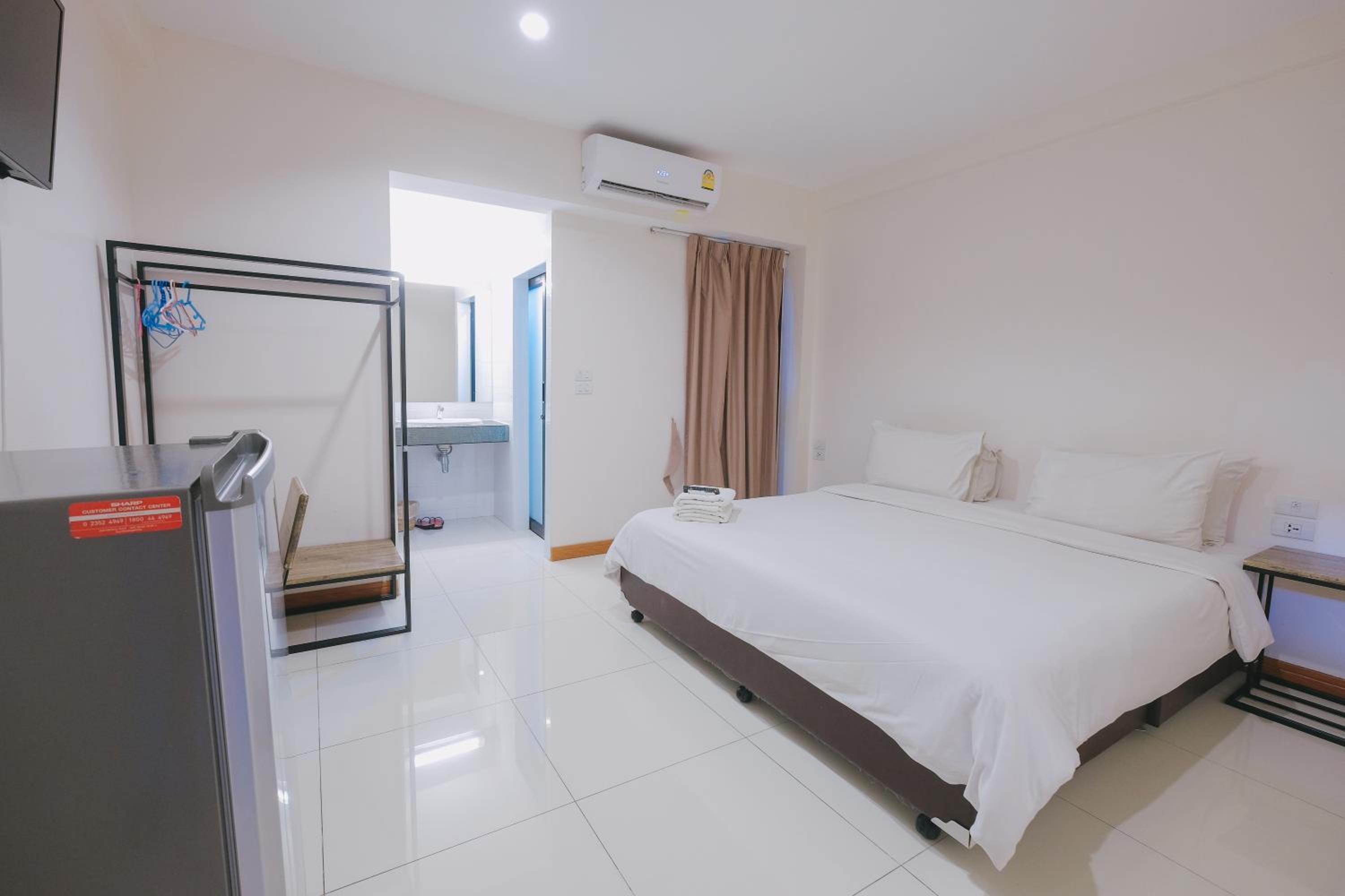 Modern King Bed photo 2