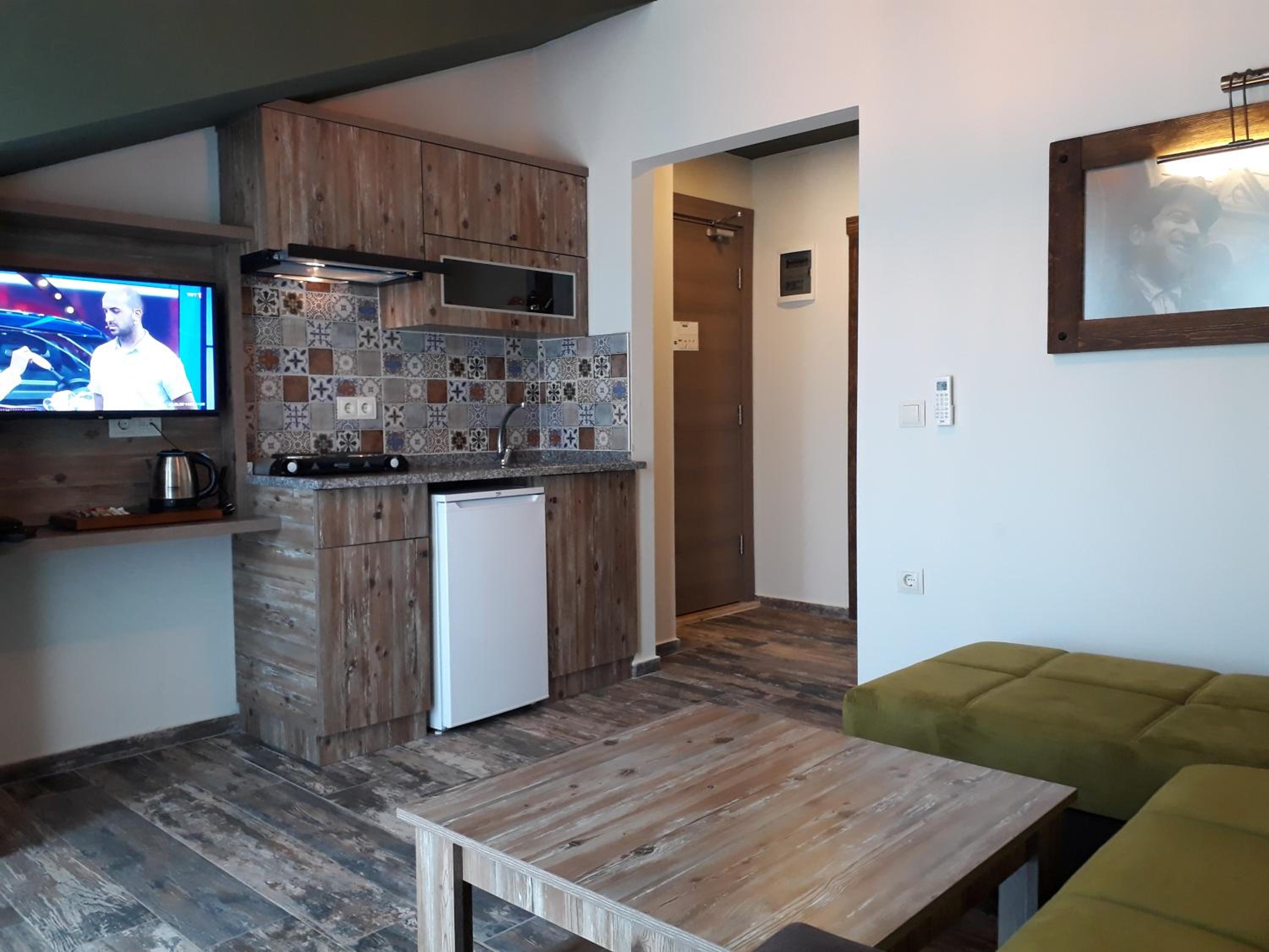 Junior Suite with Pool View - Photo 17