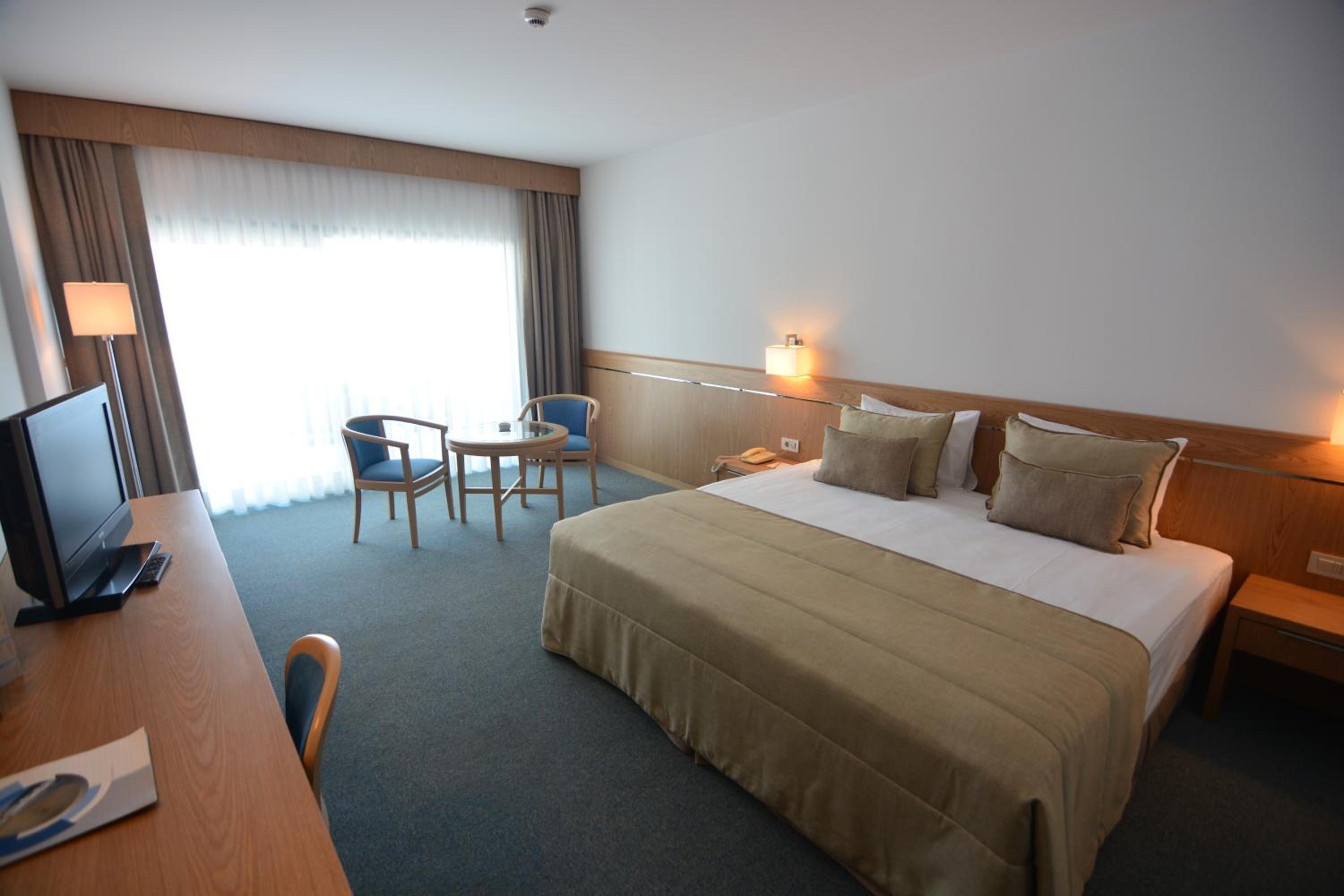 Double or Twin Room with Side Sea View - Photo 3