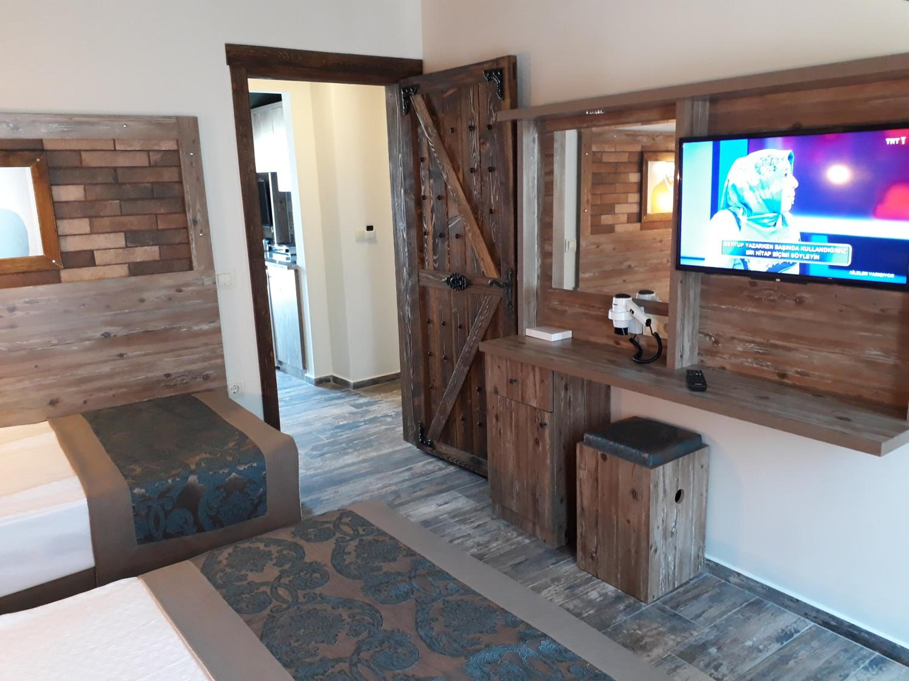 Junior Suite with Pool View - Photo 16