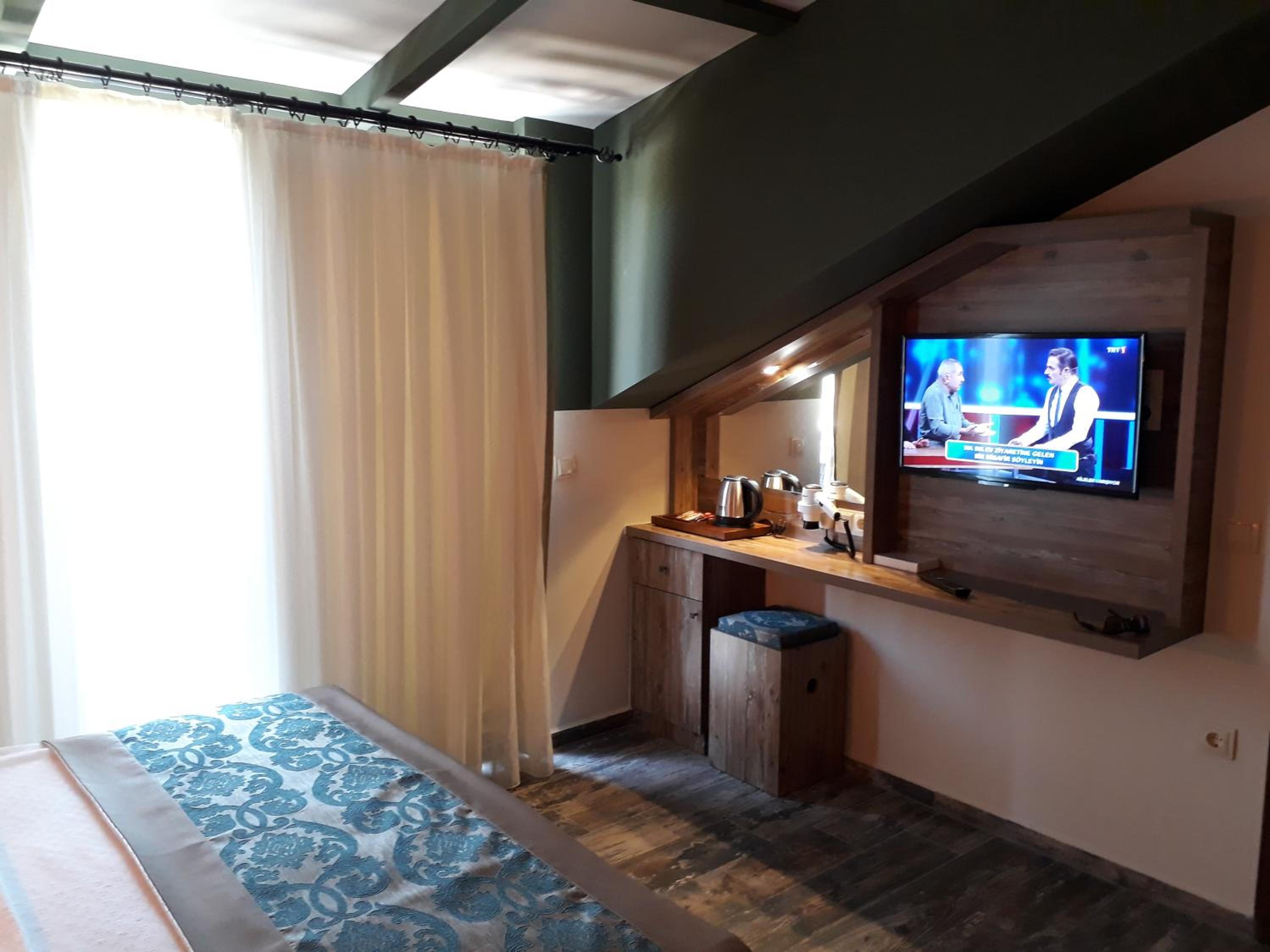 Junior Suite with Pool View - Photo 15