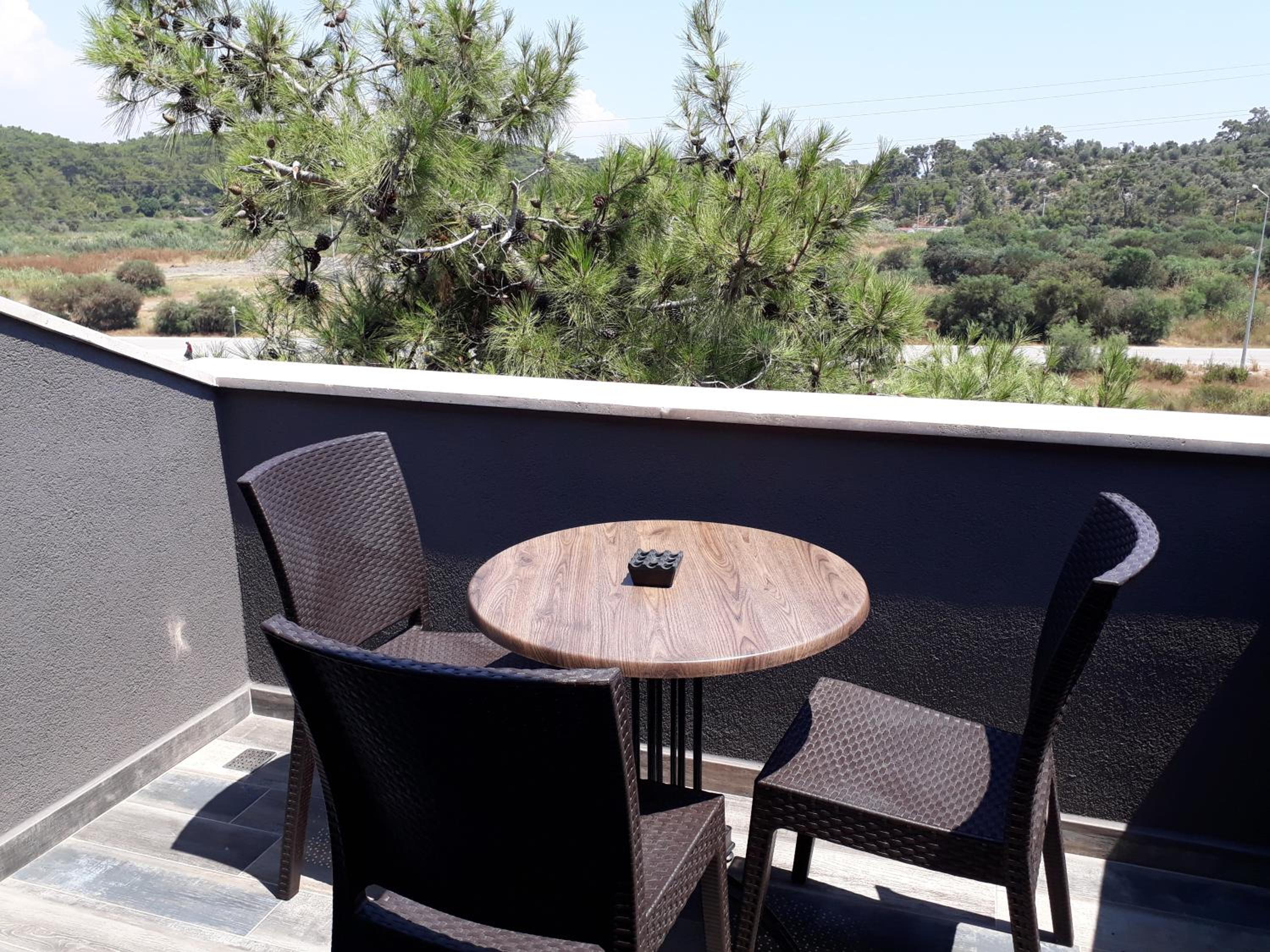 Junior Suite with Pool View - Photo 9