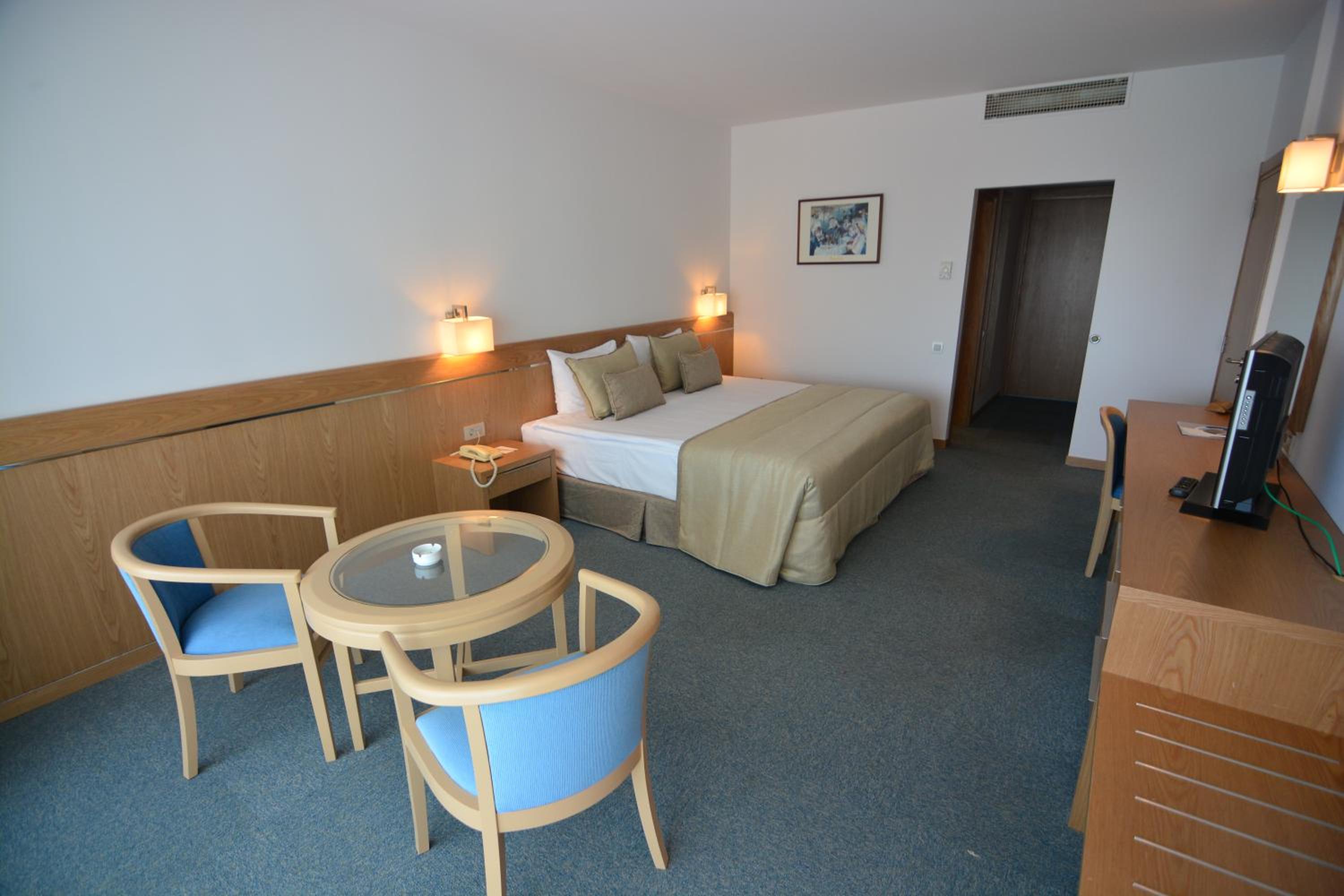 Double or Twin Room with Side Sea View - Photo 2