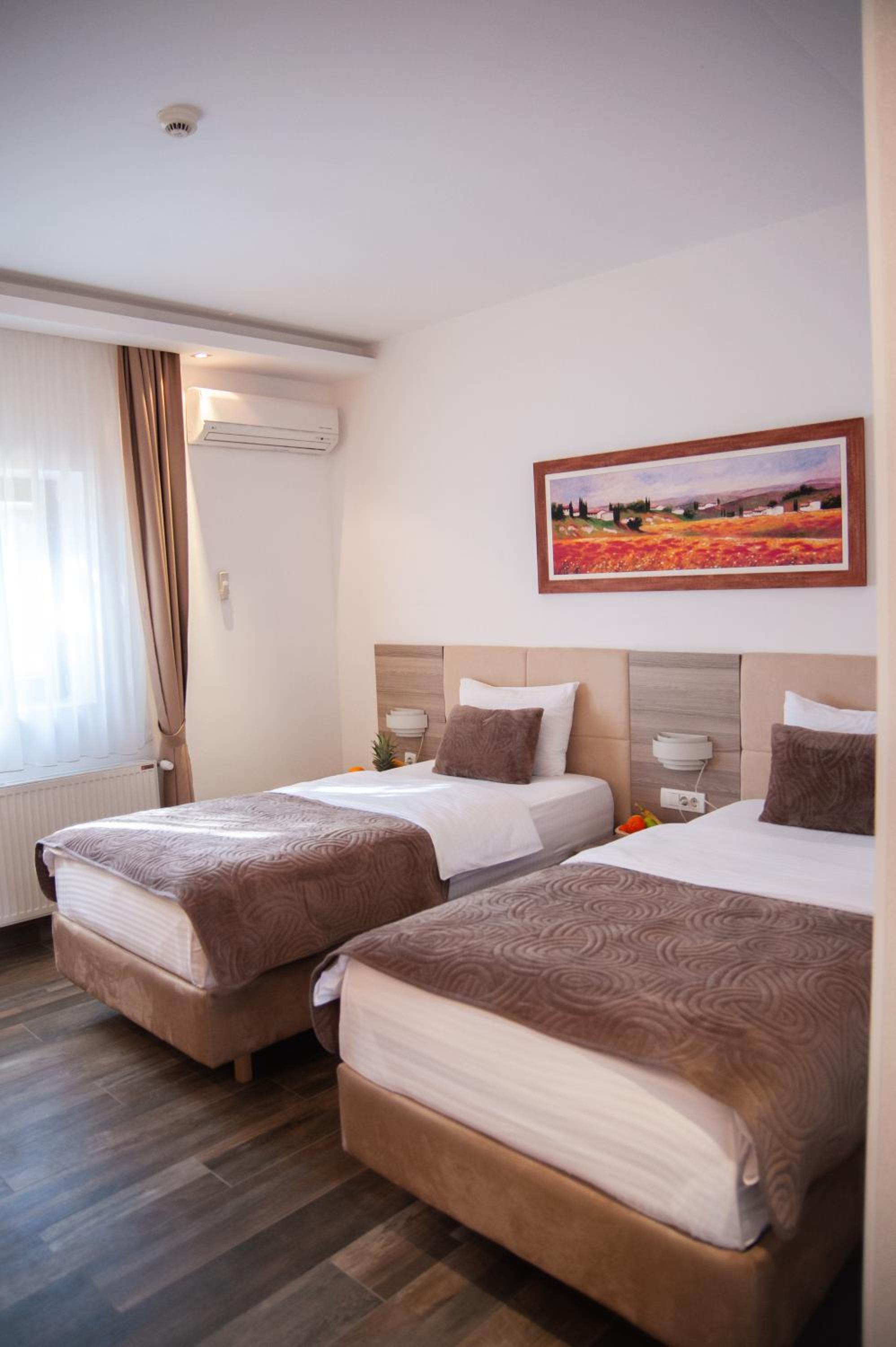 Twin Room - Photo 2