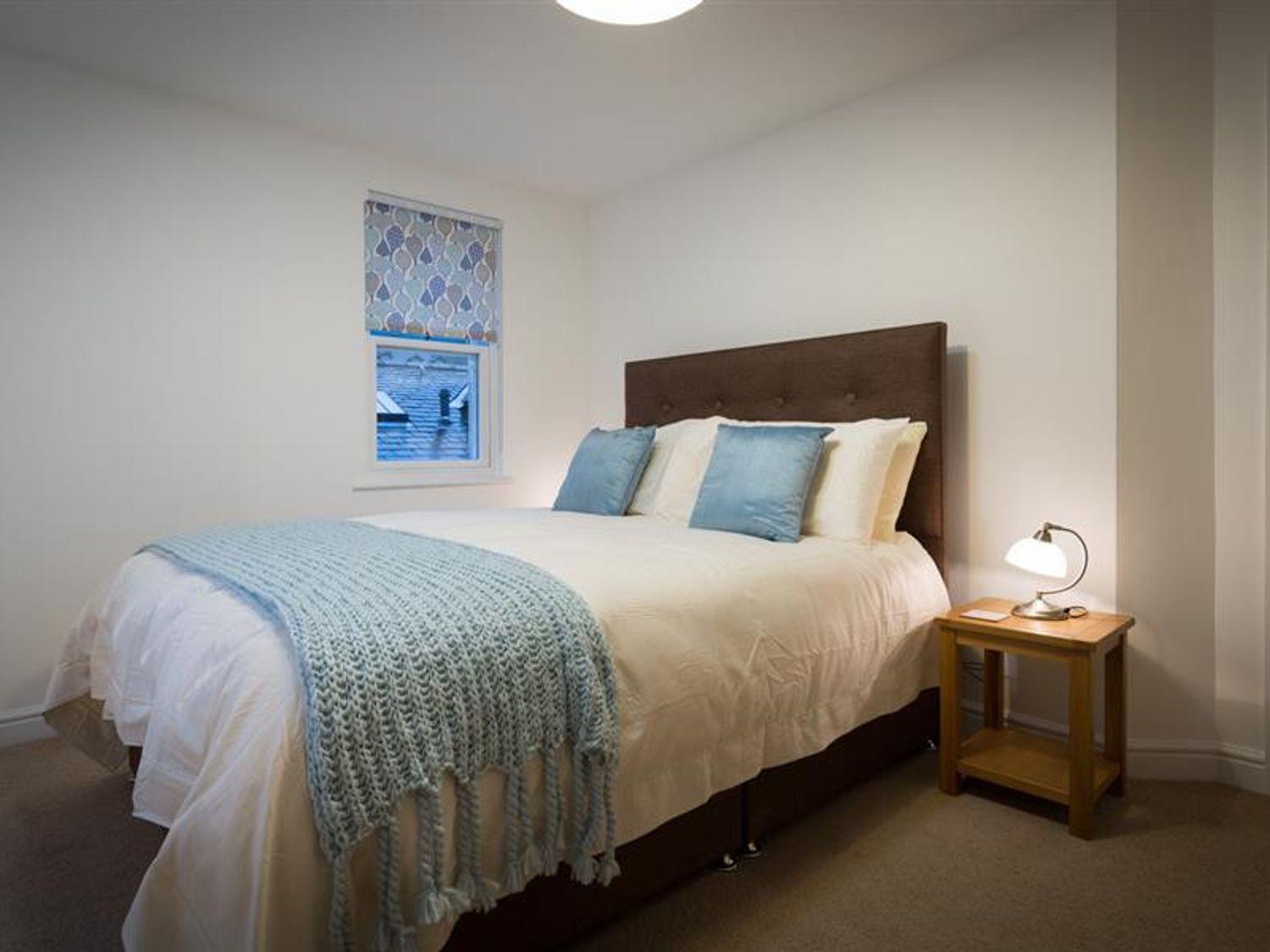 Three-Bedroom House - Photo 5