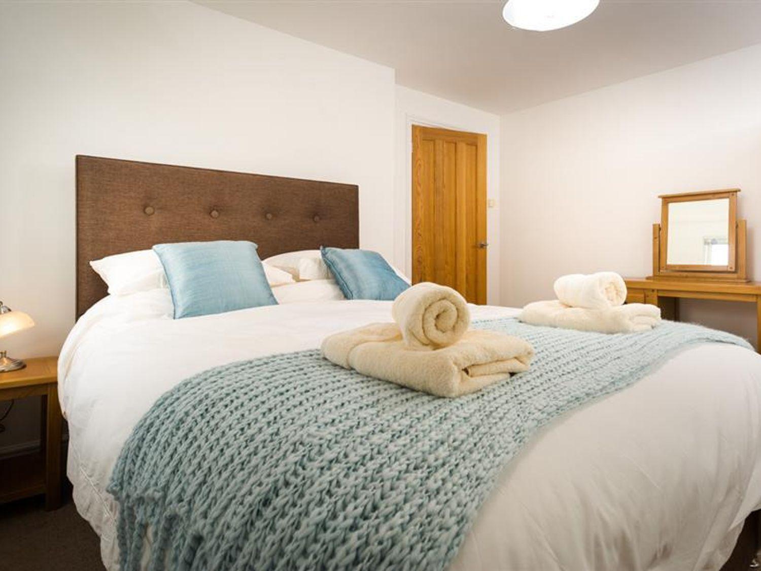 Three-Bedroom House - Photo 8