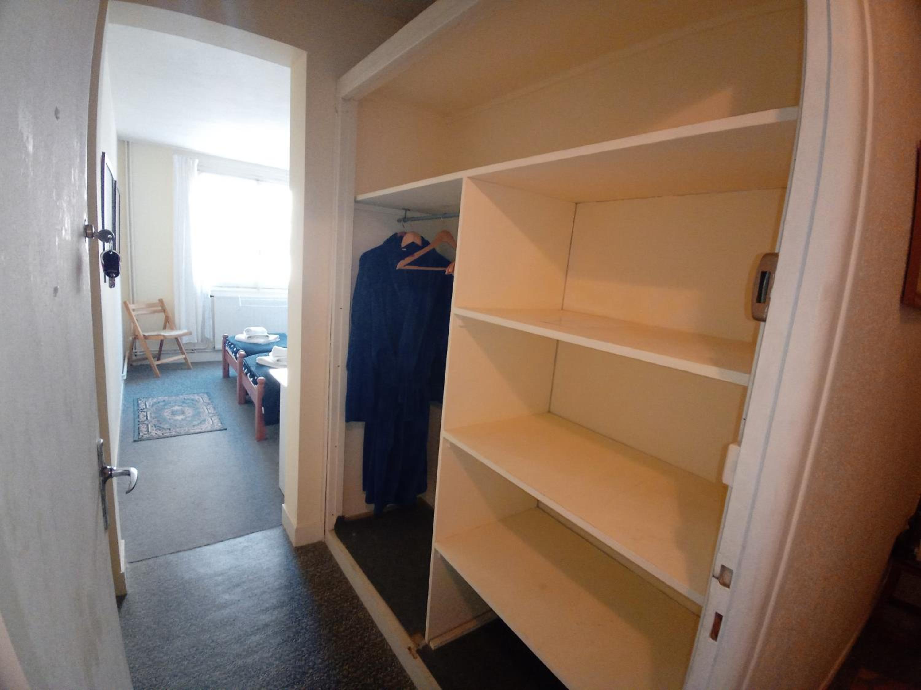 Twin Room with Bathroom photo 2