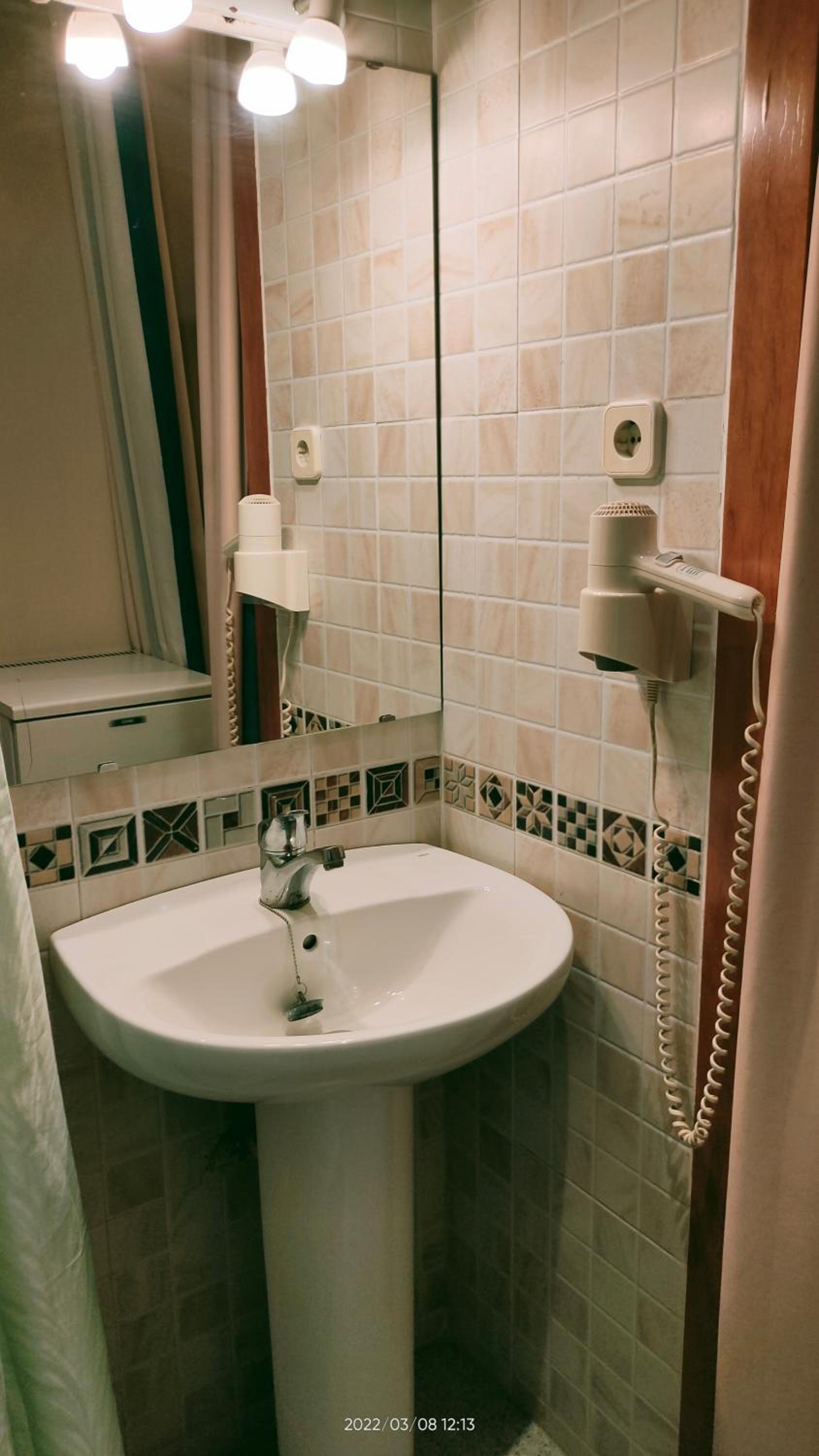 Single Room with Shared Shower and Toilet photo 2