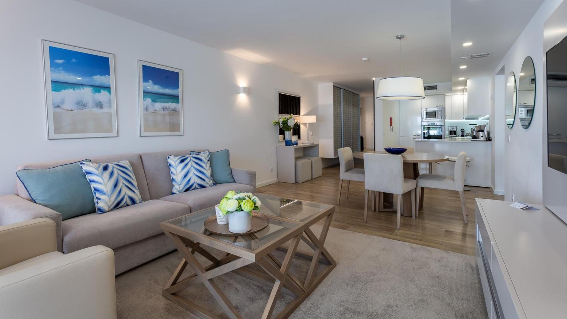 Superior One-Bedroom Apartment Lake View