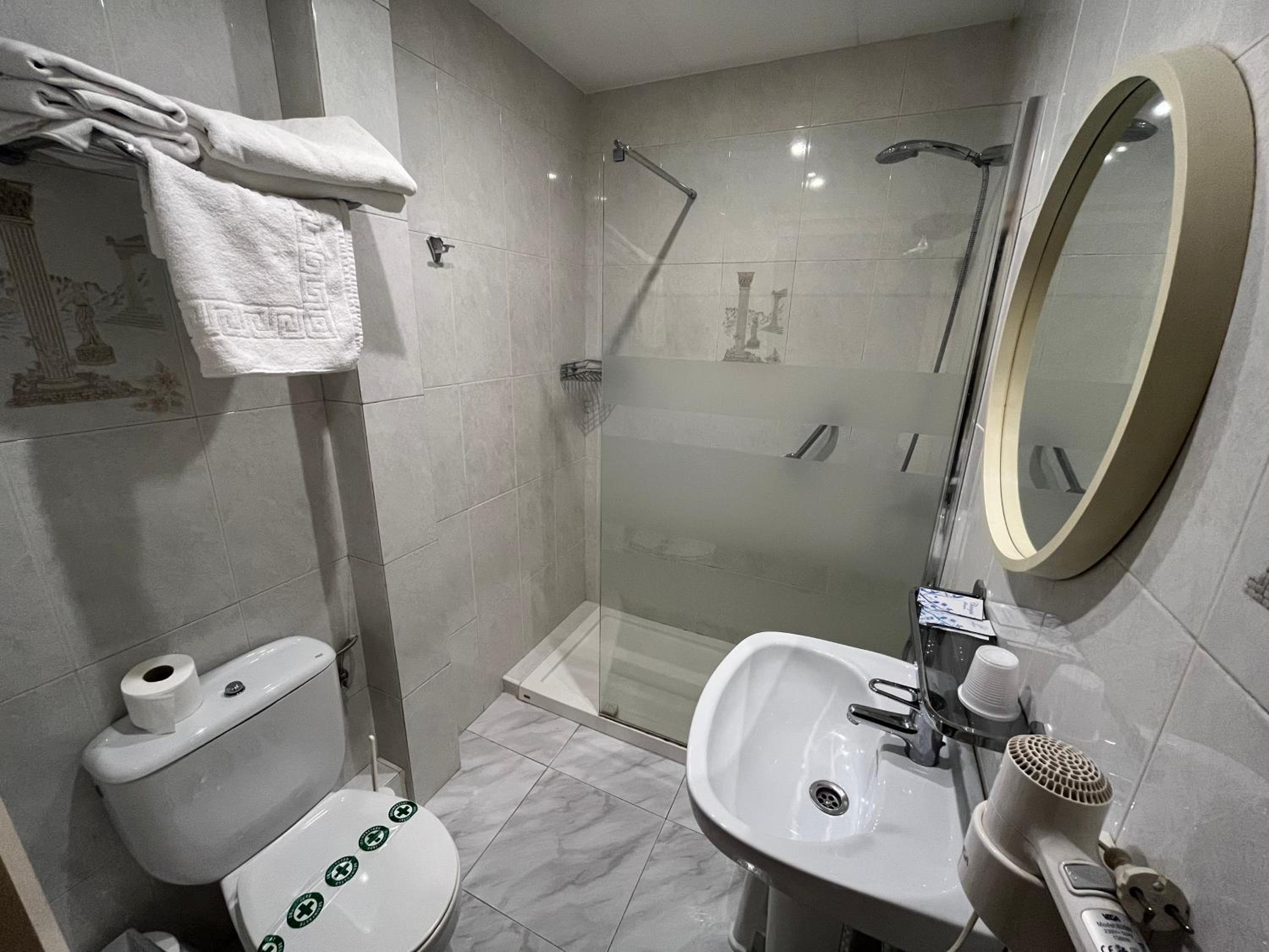 Standard Double Room - Photo 3