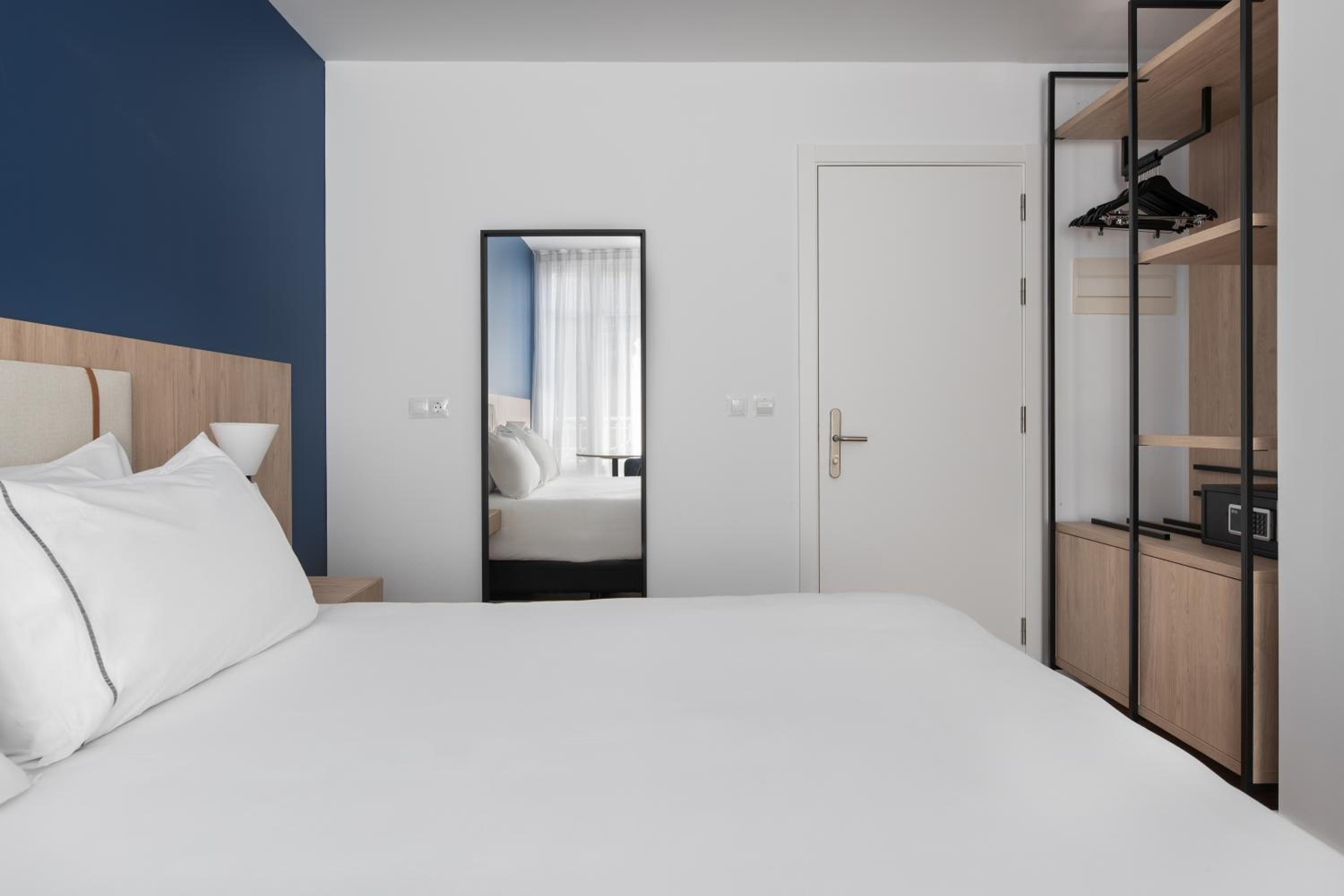 Deluxe Double Room with Balcony - Photo 11