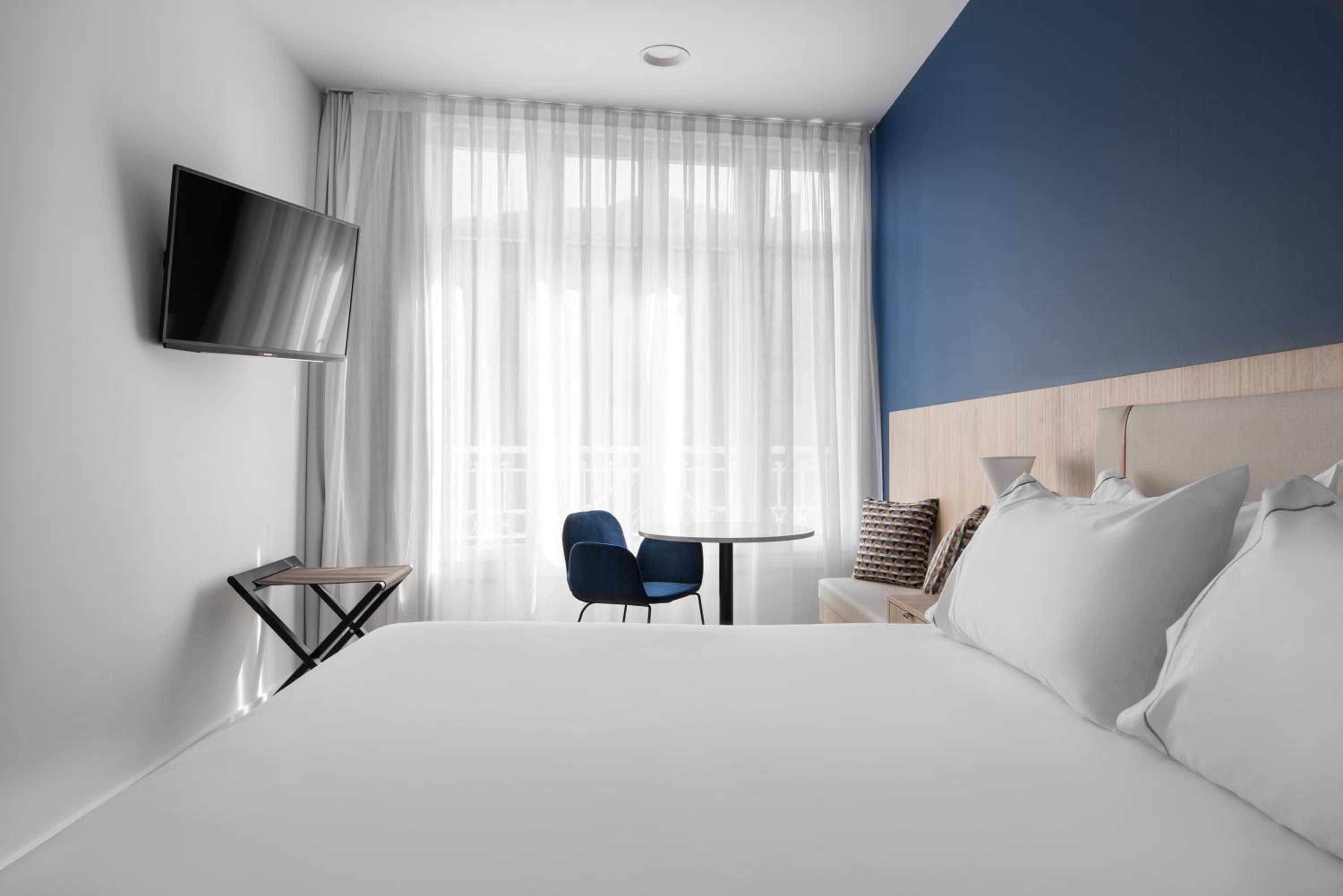 Deluxe Double Room with Balcony - Photo 13