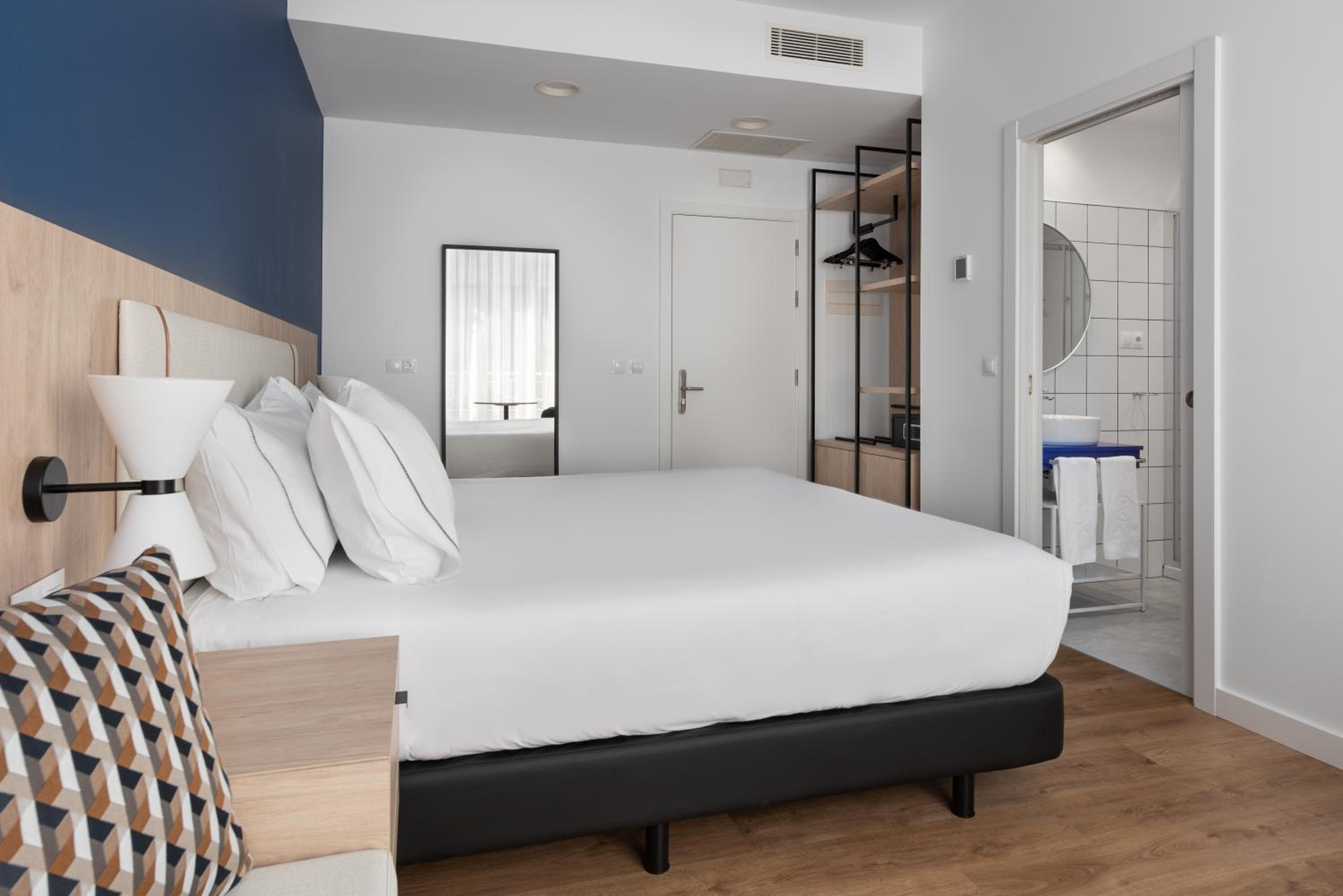 Double Room - Photo 12