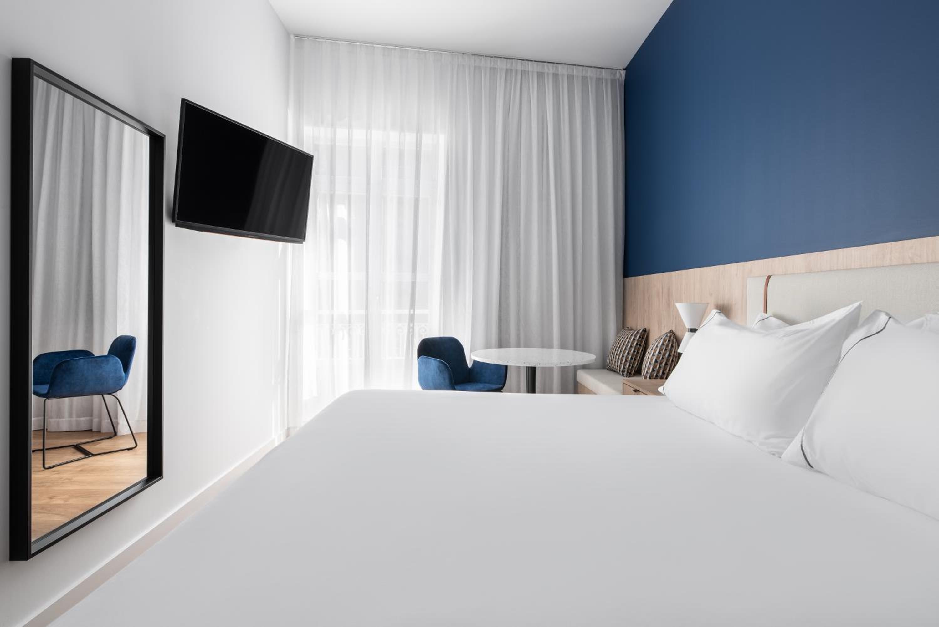 Deluxe Double Room with Balcony - Photo 3