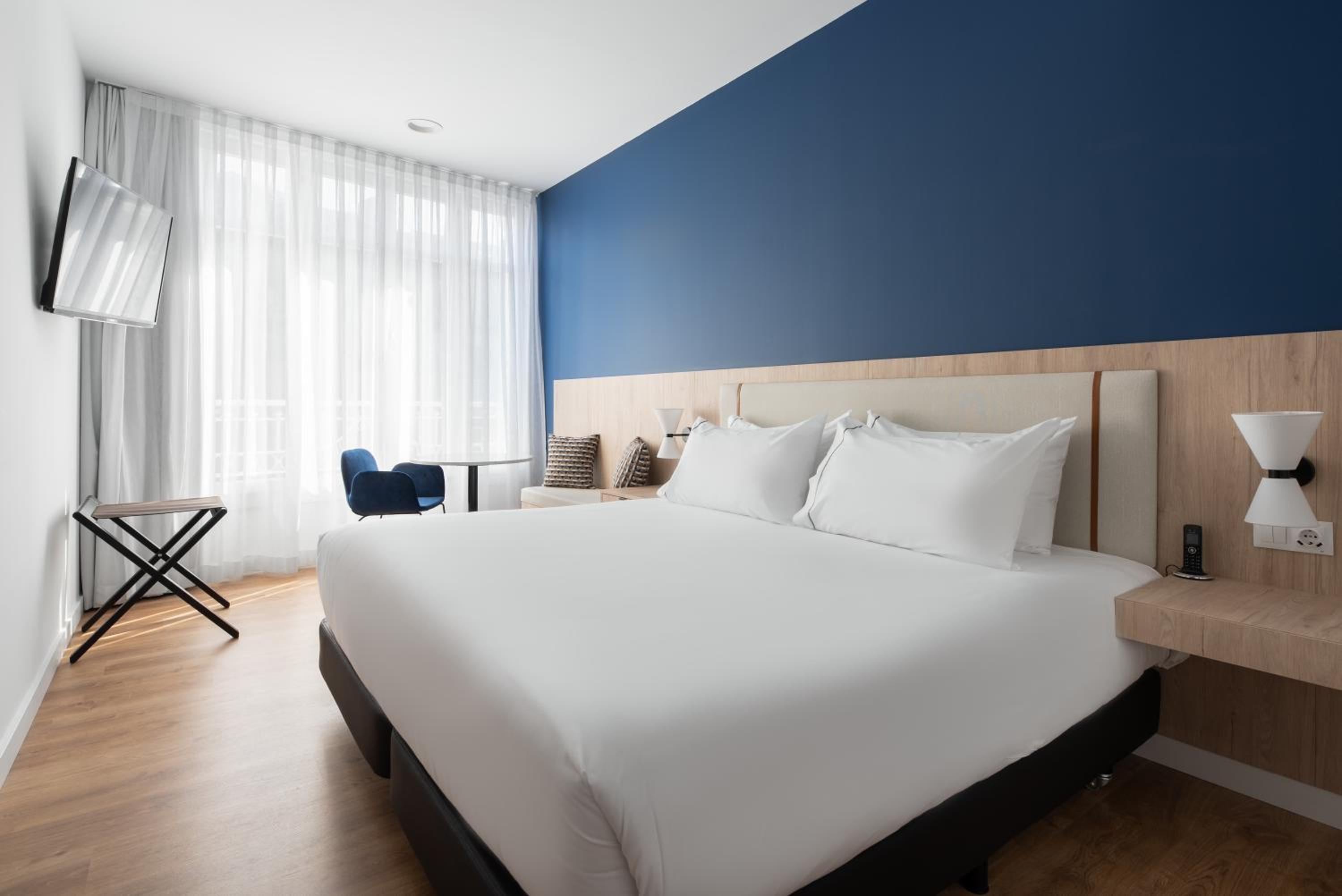 Deluxe Double Room with Balcony - Photo 4