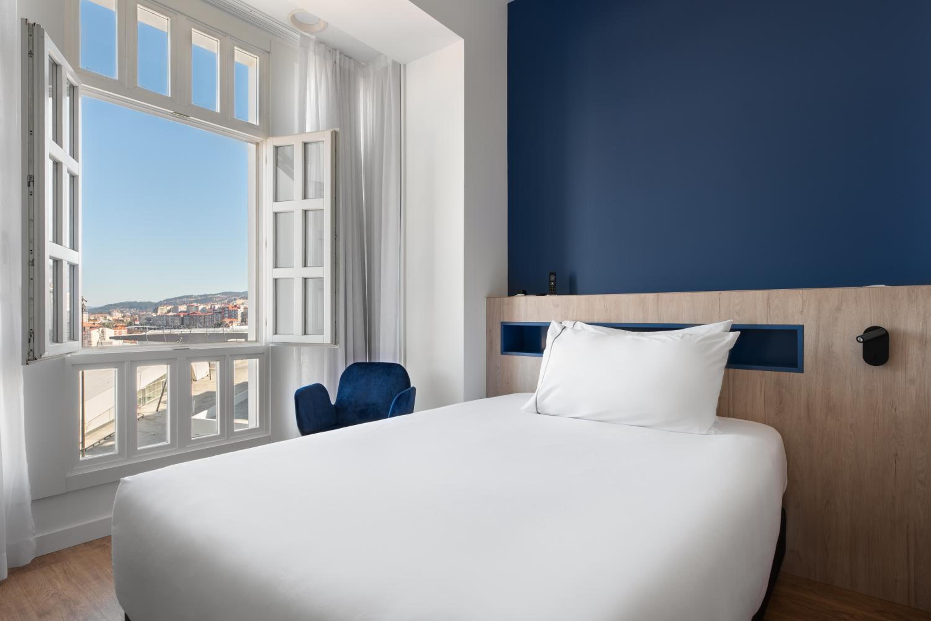 Deluxe Double Room with Sea View - Photo 4