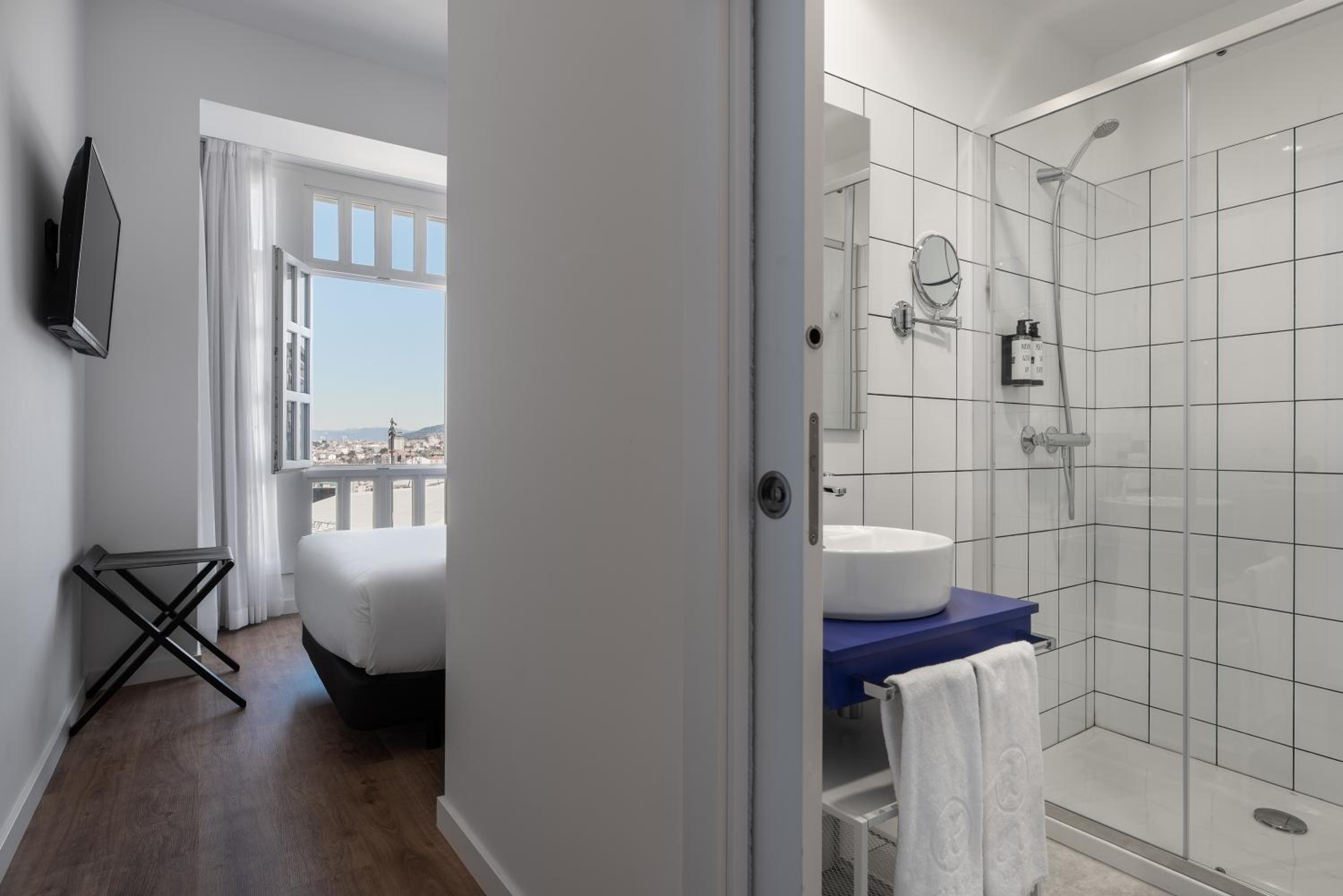 Deluxe Double Room with Sea View - Photo 3