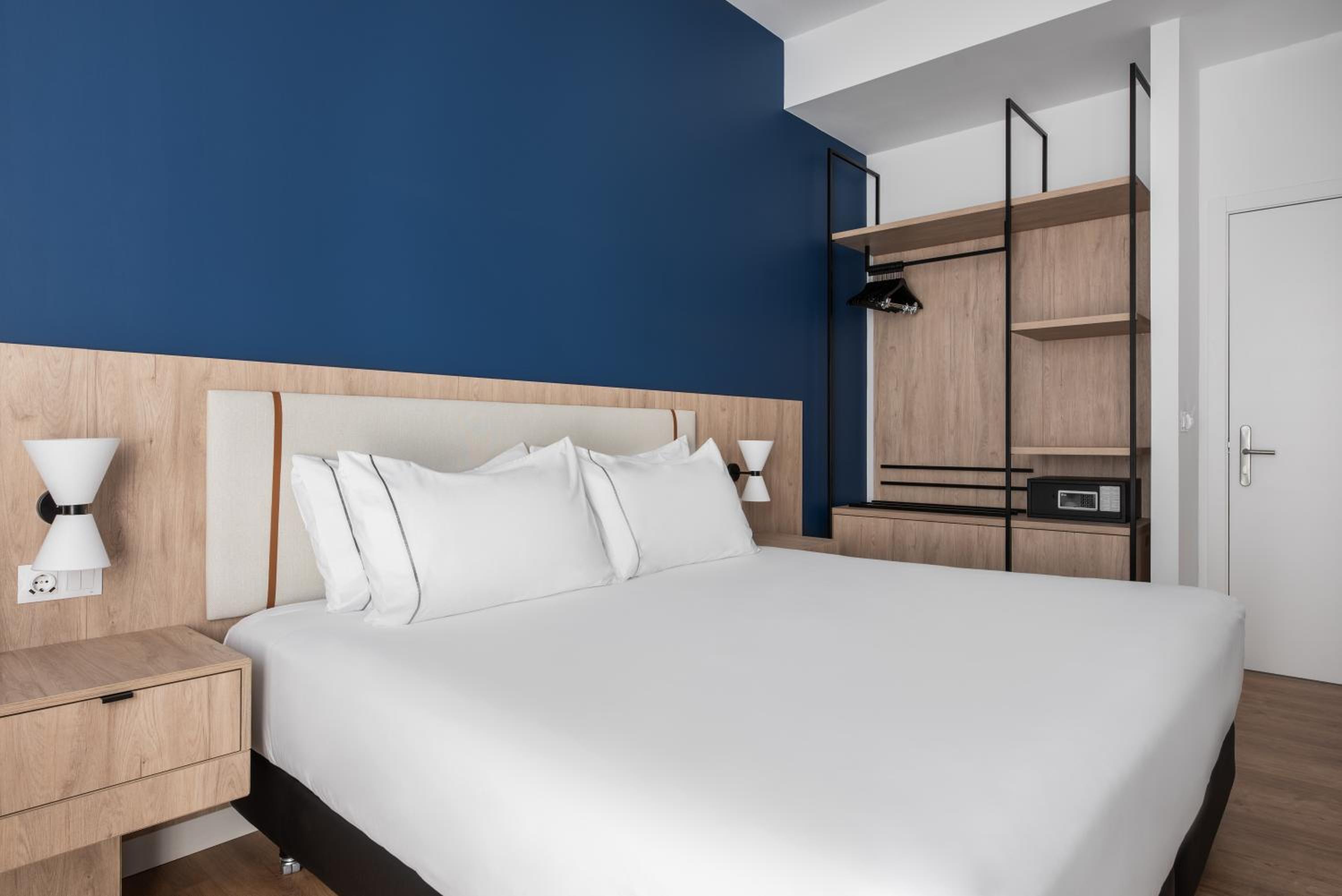 Deluxe Double Room with Balcony - Photo 5