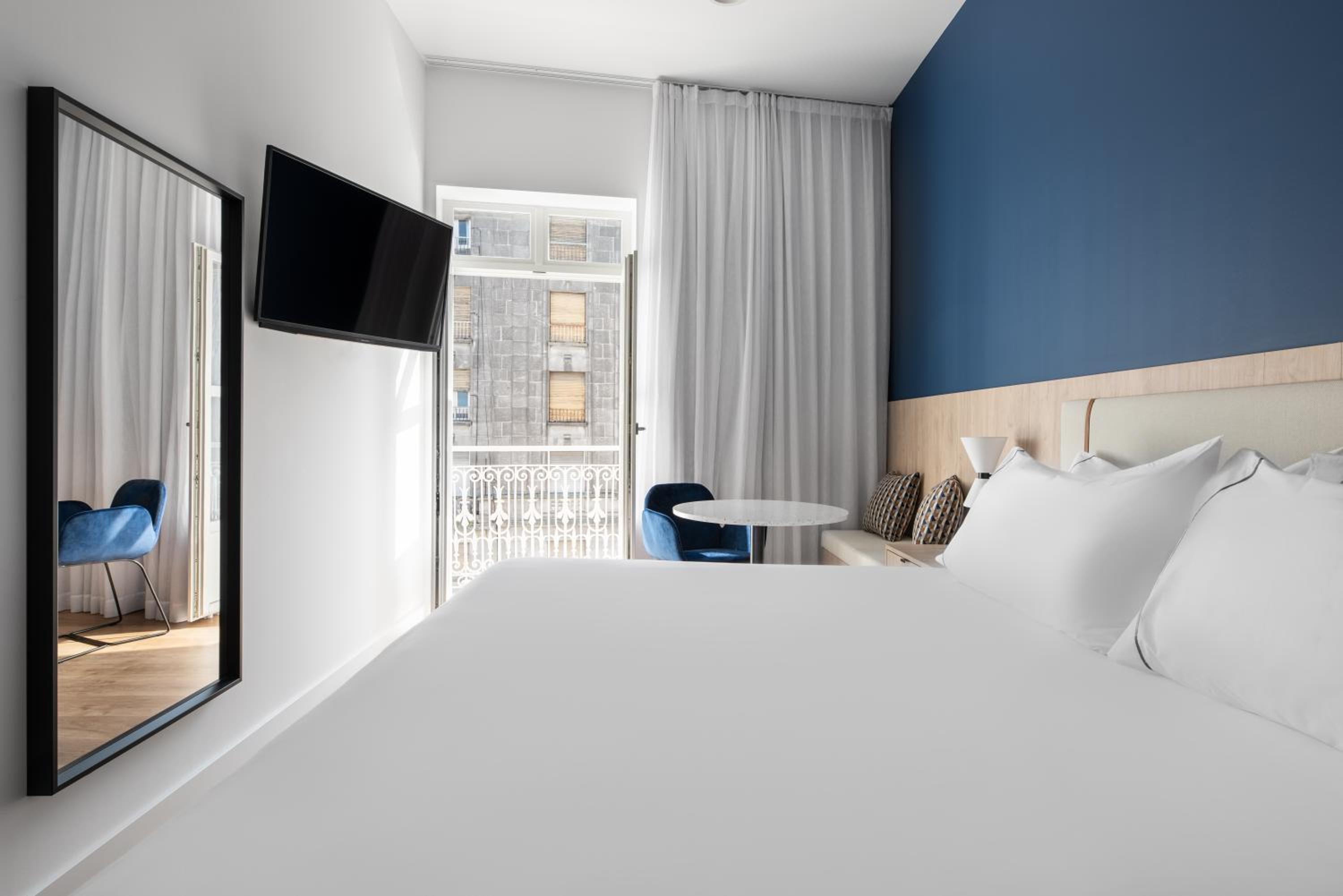 Deluxe Double Room with Balcony - Photo 10
