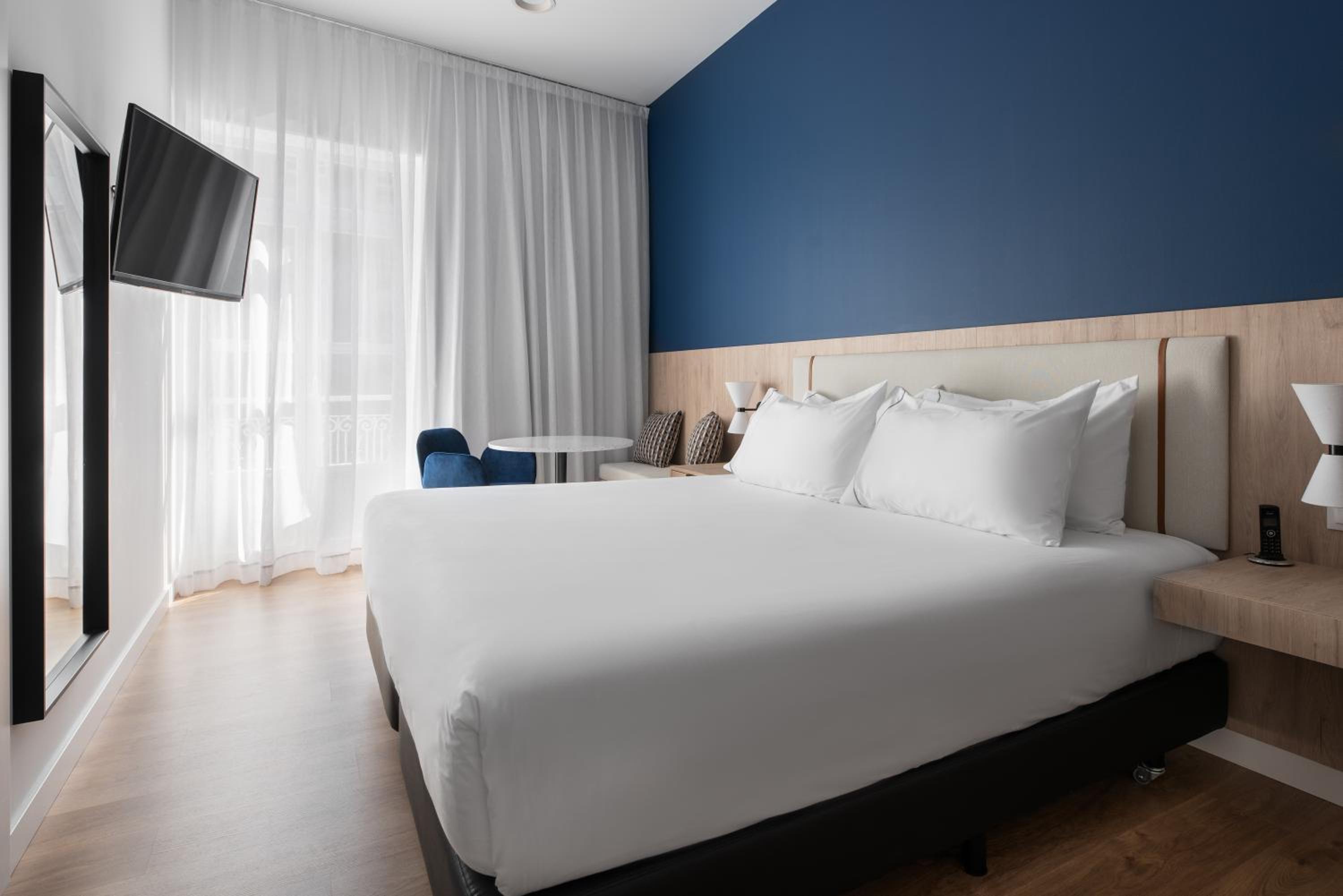Deluxe Double Room with Balcony - Photo 6