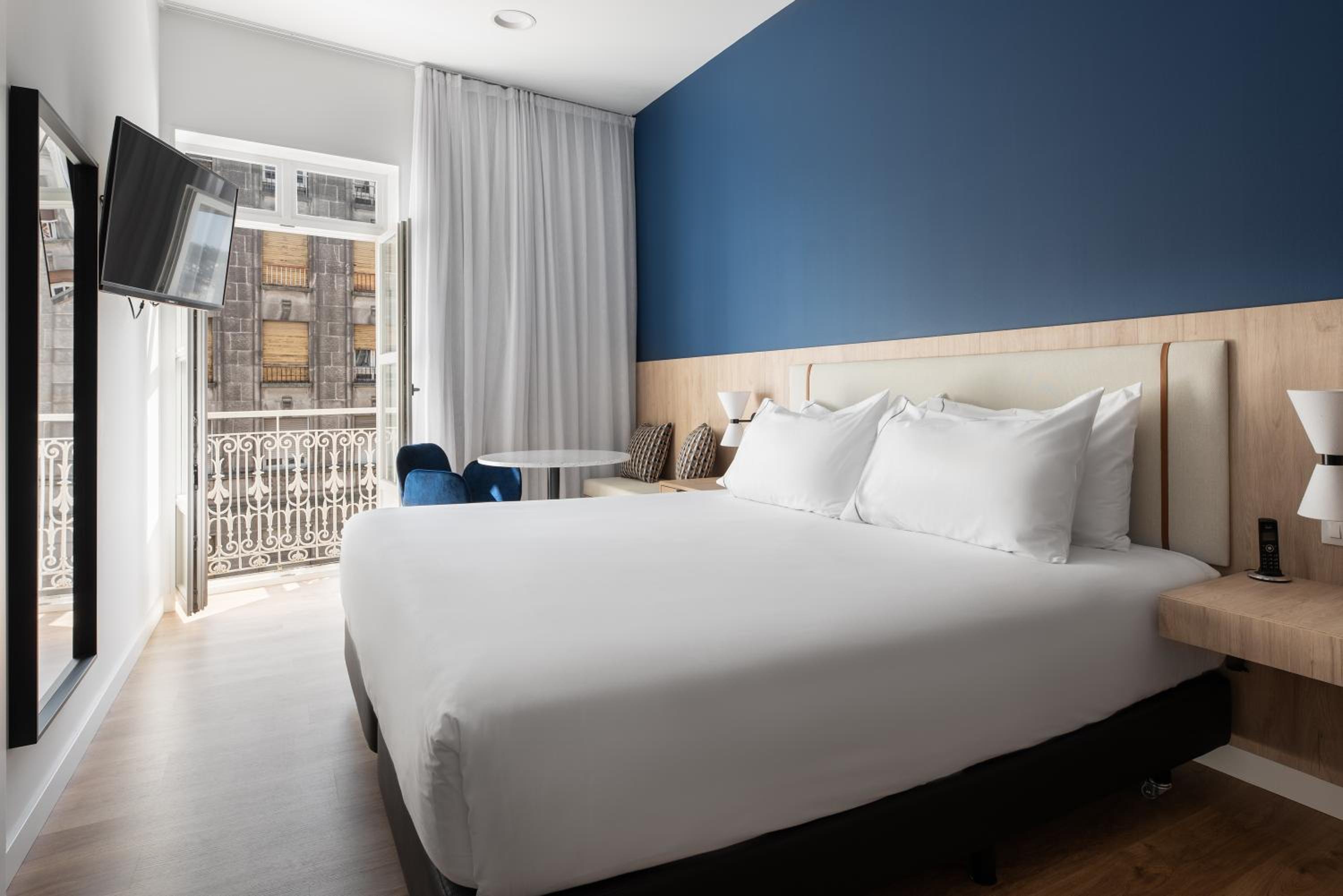 Deluxe Double Room with Balcony - Photo 7