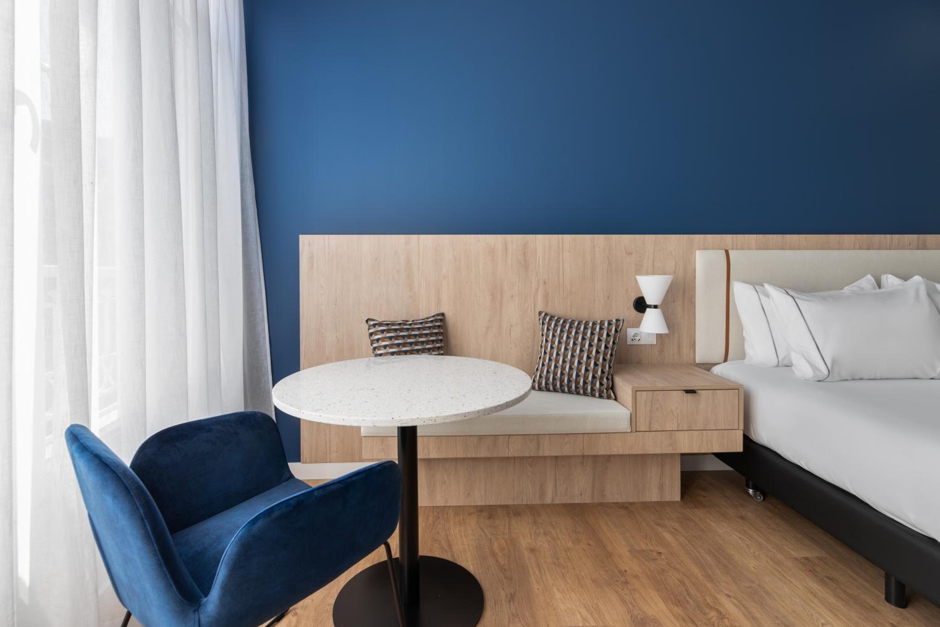 Deluxe Double Room with Balcony - Photo 8