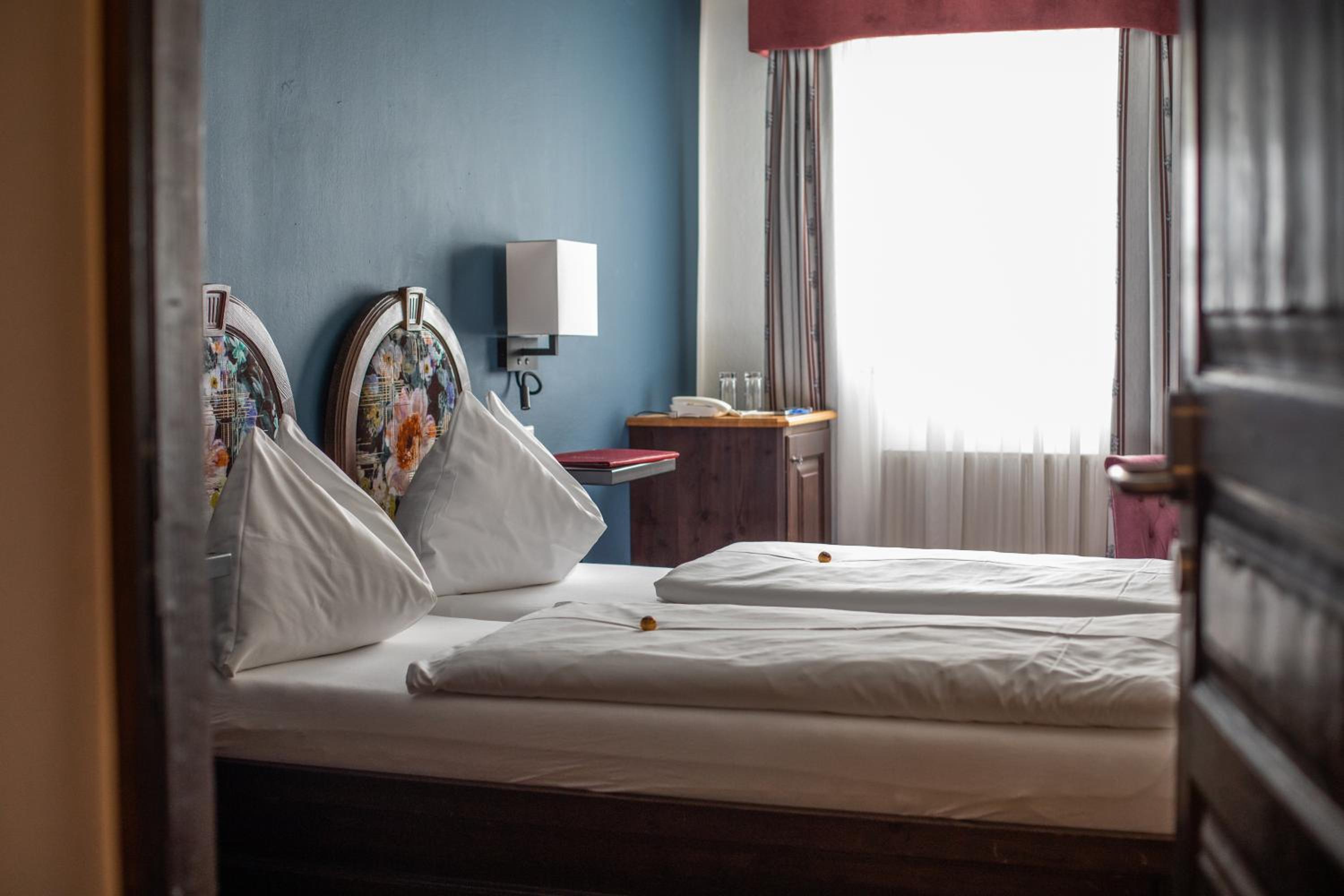 Small Double Room with Air-Con - Photo 5